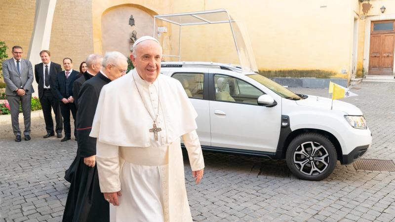 El Papa Francisco junto al nuevo 'Papamóvil' un Dacia Duster 