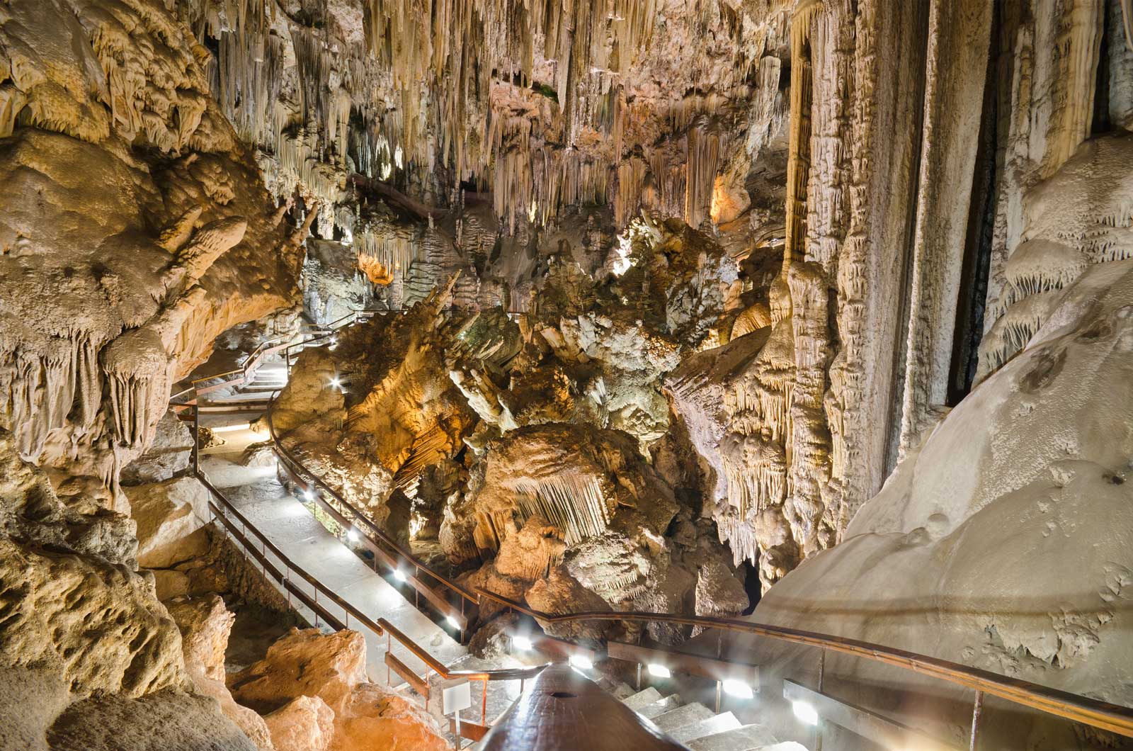 Una escapada mágica a la Cueva de Nerja que ha vivido en 2019 su gran año  