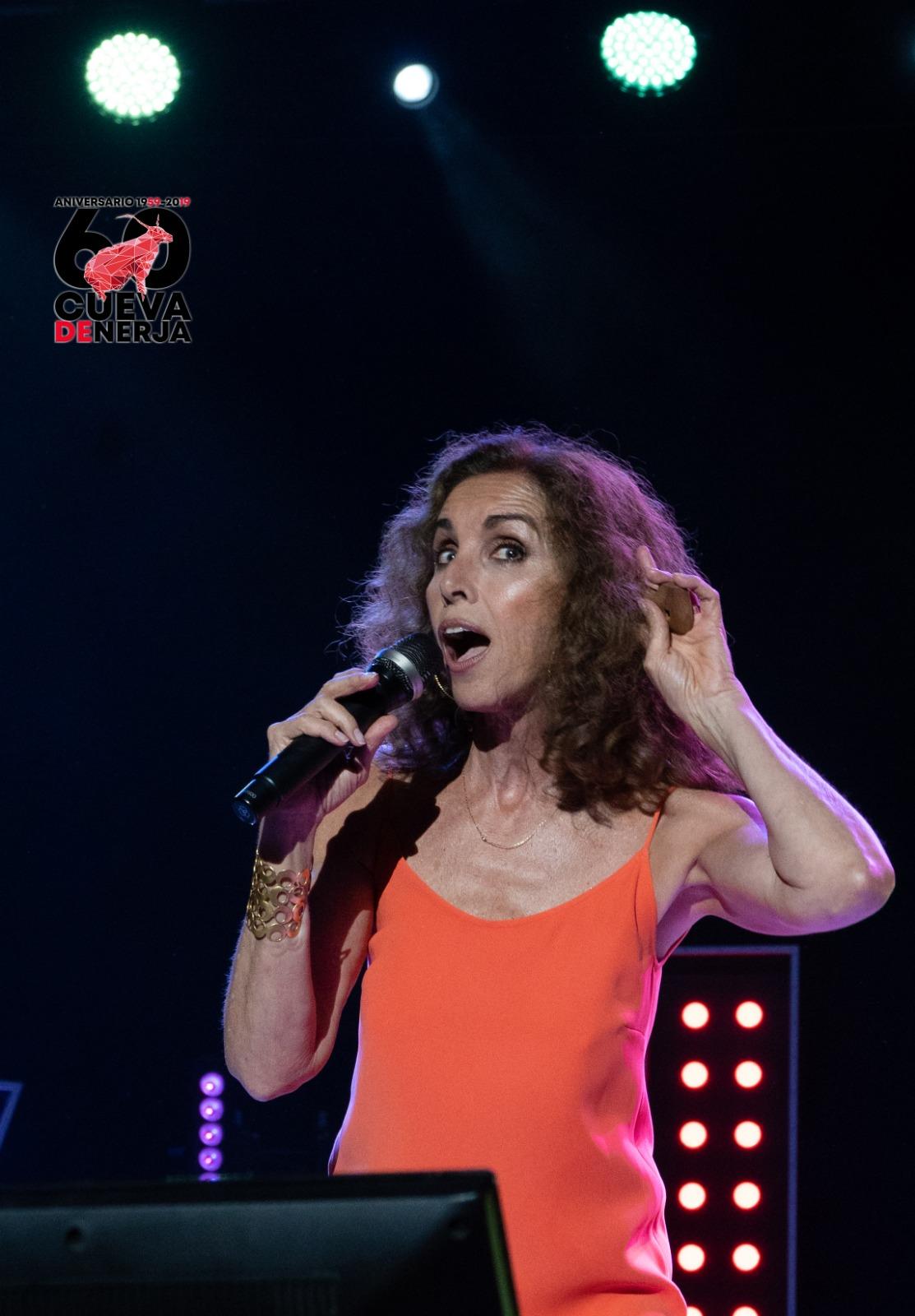 Ana Belén en una actuación en la Cueva de Nerja