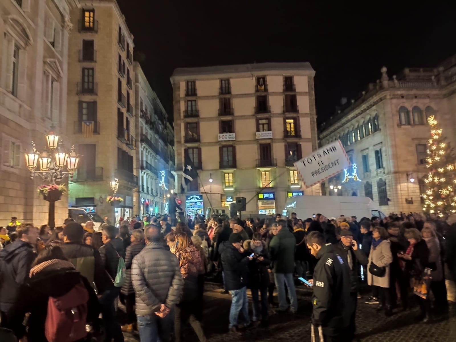 Concentración en la plaza Sant Jaume de Barcelona por la decisión de la JEC de inhabilitar al presidente del Govern Quim Torra. Europa Press