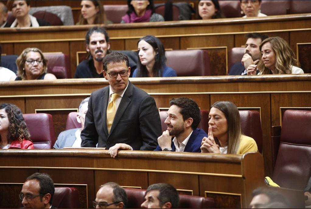 El abogado de Puigdemont tomando posesión de su cargo como diputado