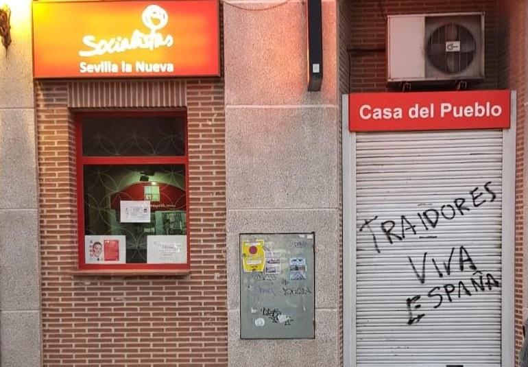 Pintadas en la sede del PSOE de Sevilla la Nueva. Archivo