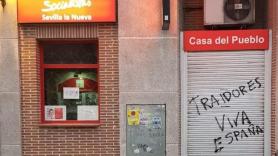 Pintadas en la sede del PSOE de Sevilla la Nueva. Archivo