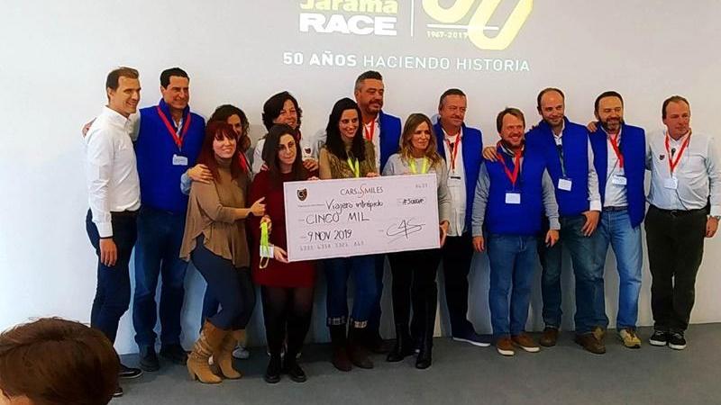 Momento de la entrega del cheque ganador al proyecto Diario de un Viajero Intrépido