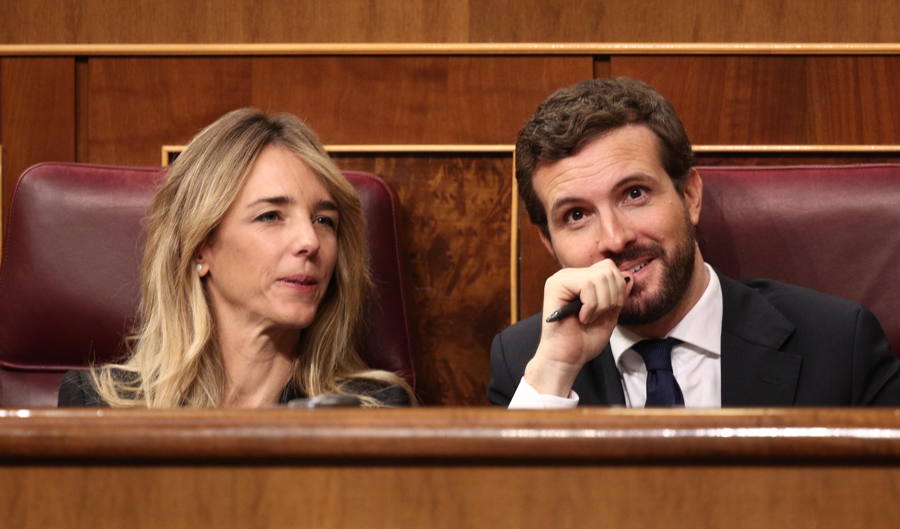 La portavoz del PP en el Congreso de los Diputados Cayetana Álvarez de Toledo y el presidente del Partido Popular Pablo Casado en sus escaños en el Congreso de los Diputados durante l