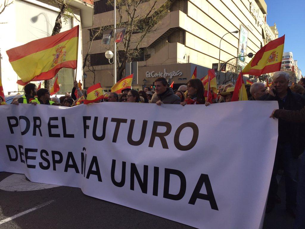 Cabecera de la manifestación españolista contra el pacto entre PSOE y ERC. Twitter.