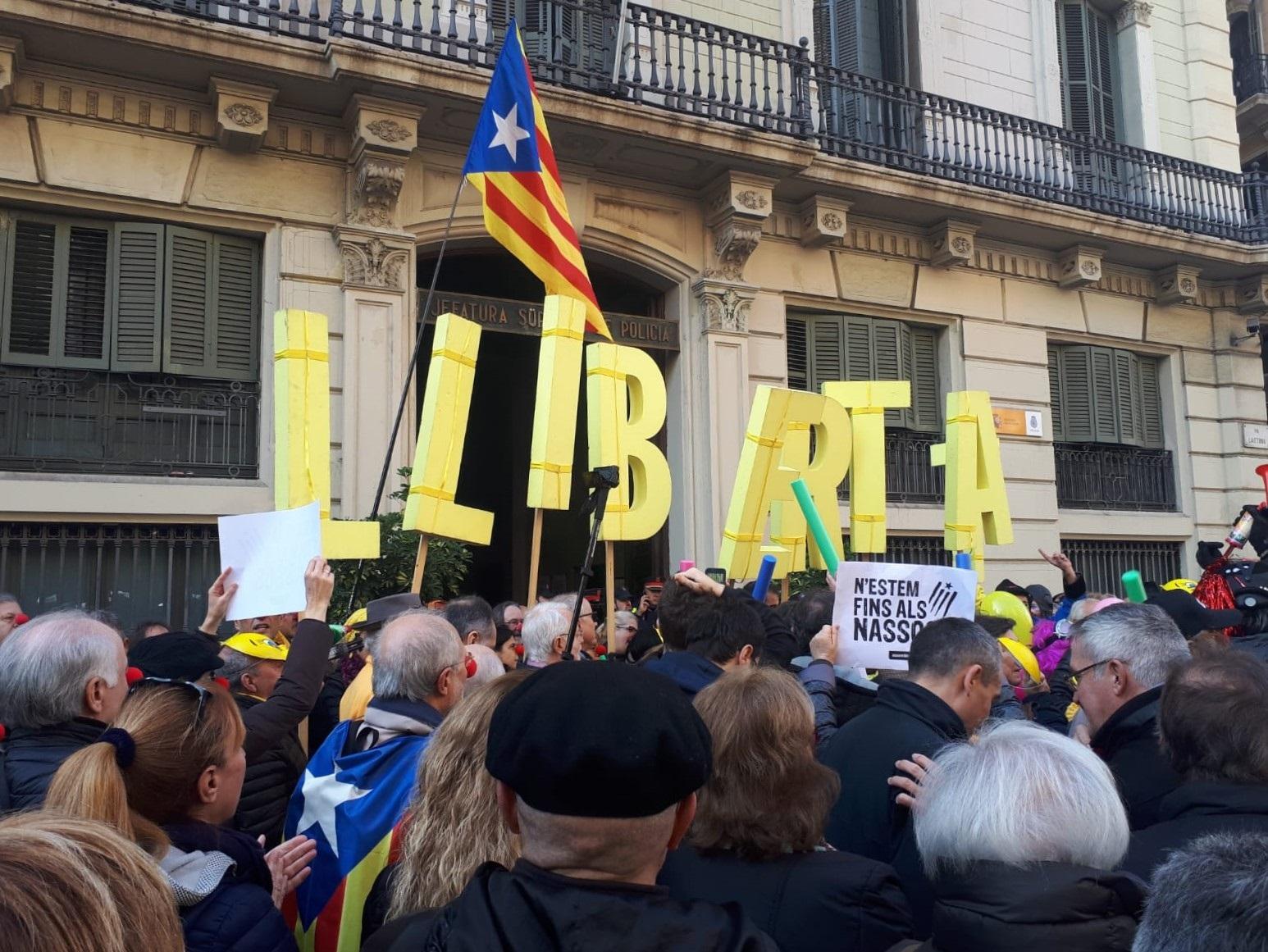 Concentración independentista ante la Jefatura de Policía en la Via Laietana de Barcelona el 4 de enero de 2019 al día siguiente de la orden de la JEC de retirar el escaño al presiden