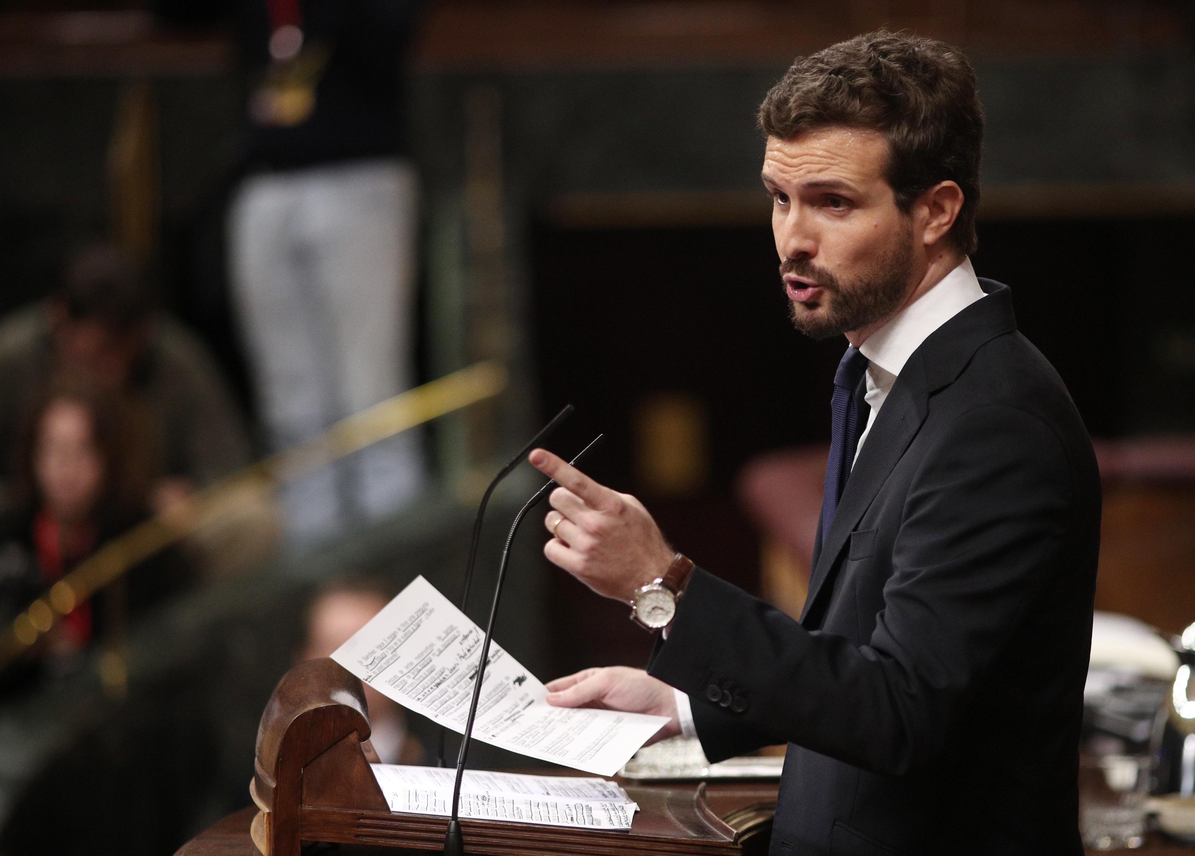 El presidente del PP Pablo Casado interviene desde la tribuna del Congreso de los Diputados en la primera sesión del debate de investidura del candidato socialista a la Presidencia de