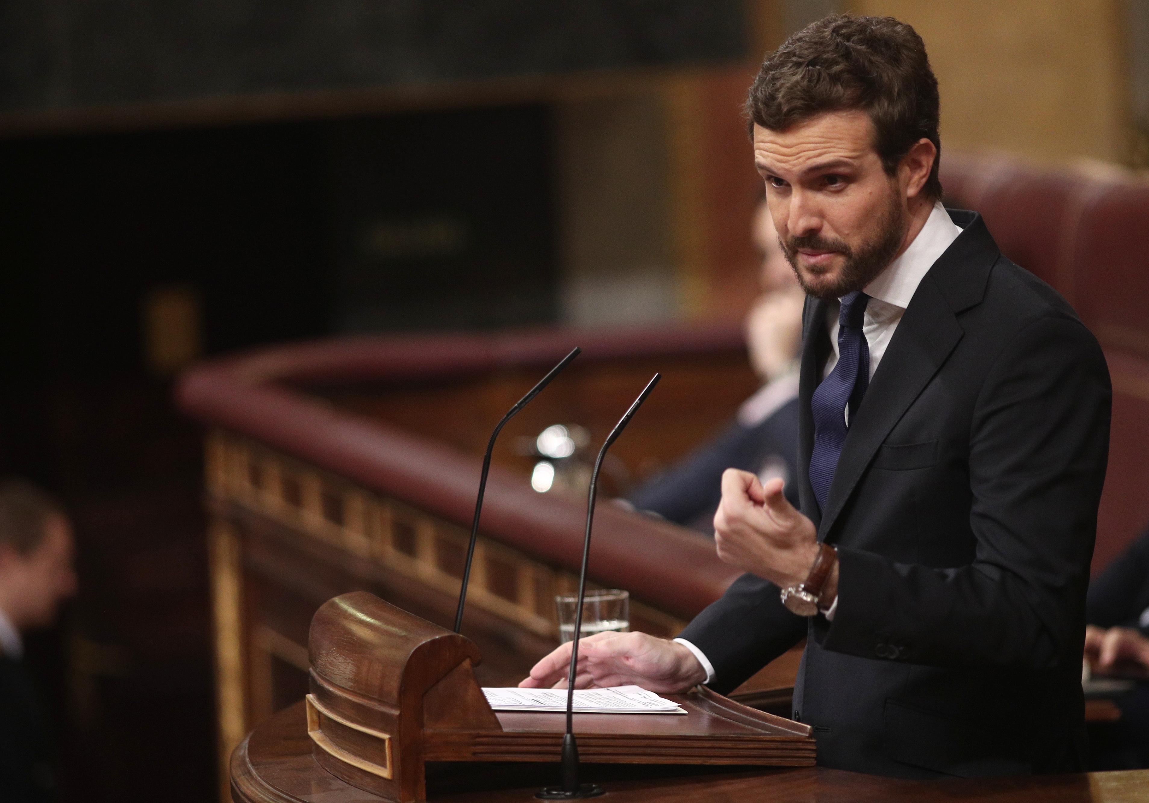 El presidente del PP Pablo Casado interviene desde la tribuna del Congreso de los Diputados en la primera sesión del debate de investidura del candidato socialista a la Presidencia de