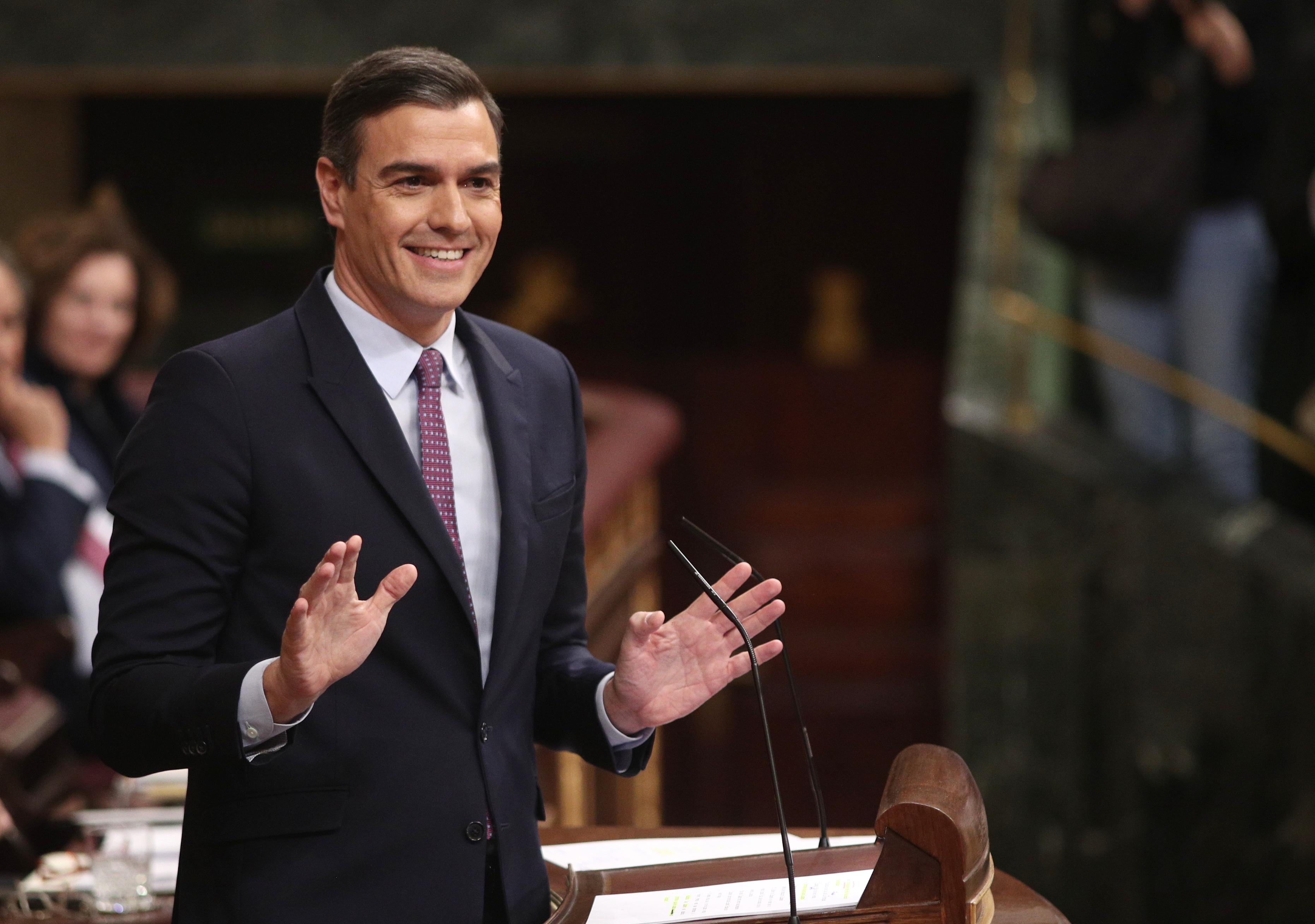 El presidente del Gobierno en funciones Pedro Sánchez da la réplica a la intervención del presidente del PP durante la primera sesión de su debate de investidura en la XIV Legislatura