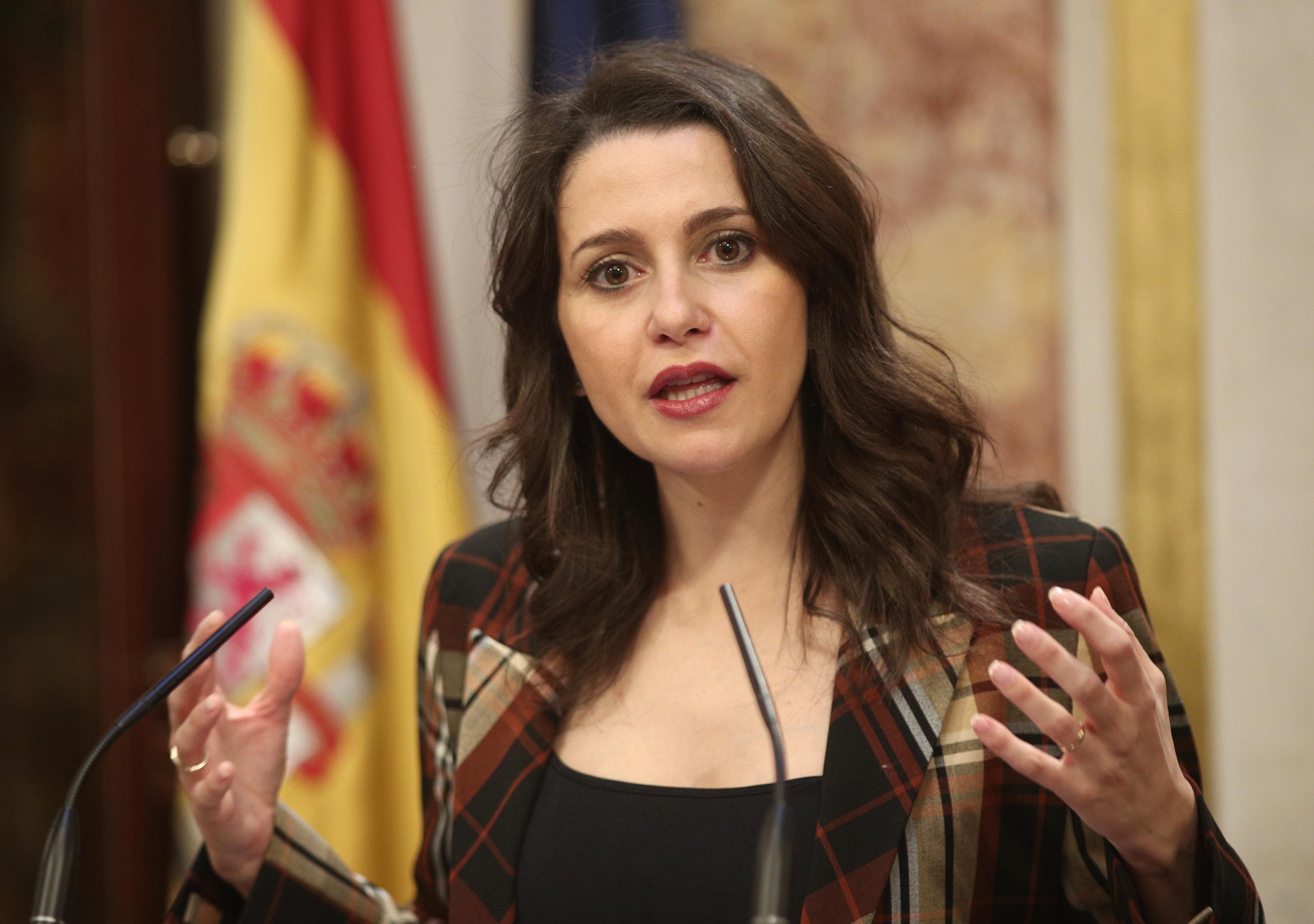 La portavoz parlamentaria de Ciudadanos Inés Arrimadas ofrece una rueda de prensa en el Congreso de los Diputados durante el descanso de la primera sesión del debate de investidura del candidato