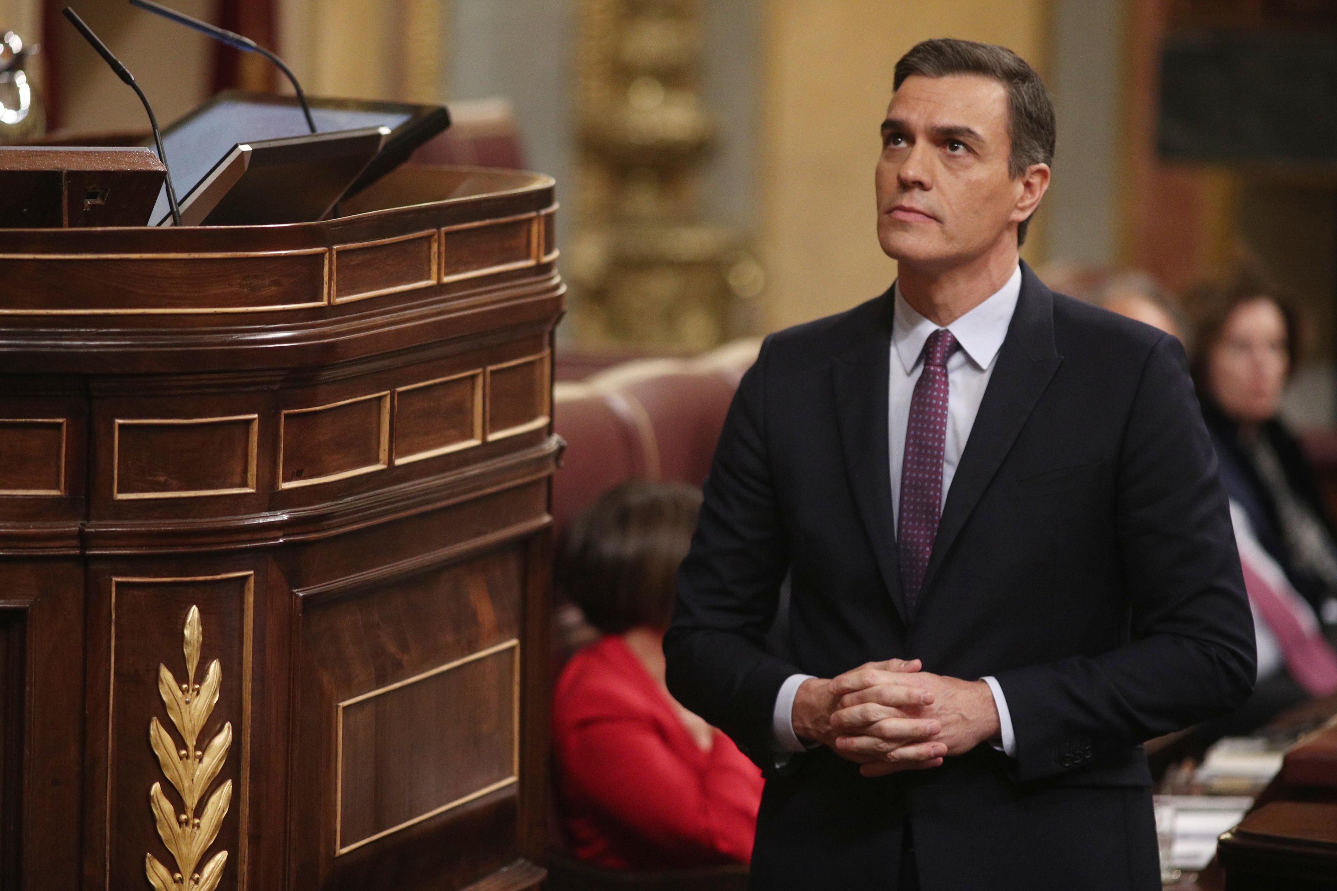 EuropaPress 2573006 El presidente del Gobierno en funciones Pedro Sánchez se dirige a dar la réplica a la intervención del presidente del PP durante la primera sesión de su debate de investidura en la XIV Legislatu