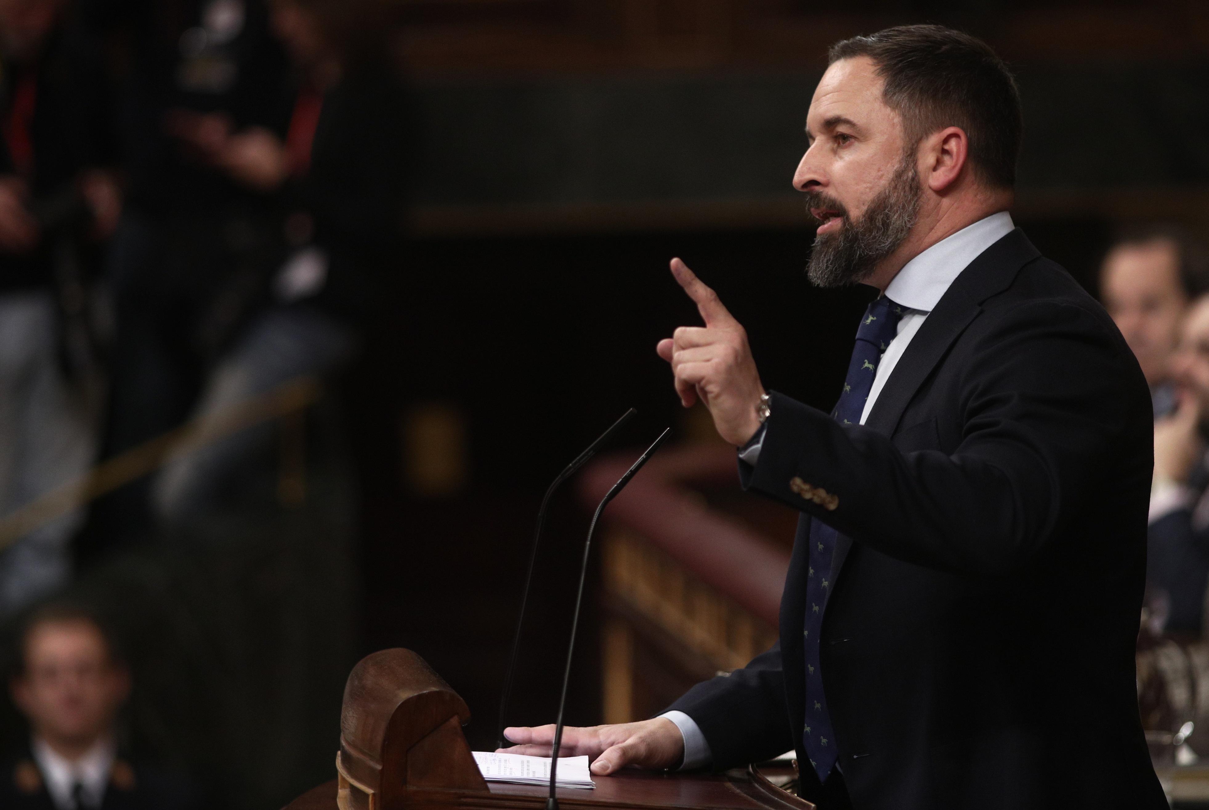 El presidente de Vox Santiago Abascal interviene desde la tribuna del Congreso de los Diputados en la primera sesión del debate de investidura del candidato socialista a la Presidenci