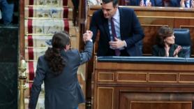 El secretario general de Podemos Pablo Iglesias estrecha la mano del presidente del Gobierno, Pedro Sánchez