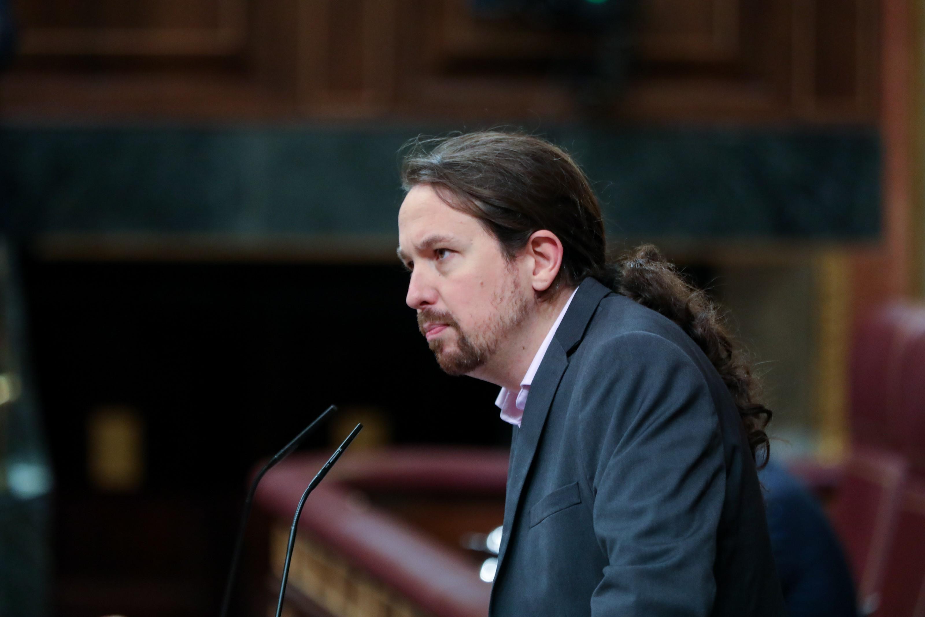 El secretario general de Podemos Pablo Iglesias interviene desde la tribuna del Congreso de los Diputados en la primera sesión del debate de investidura del candidato socialista a la 