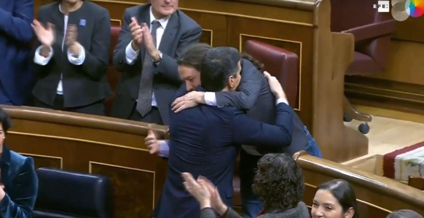 Pedro Sánchez y Pablo Iglesias se abrazan en el Congreso de los Diputados