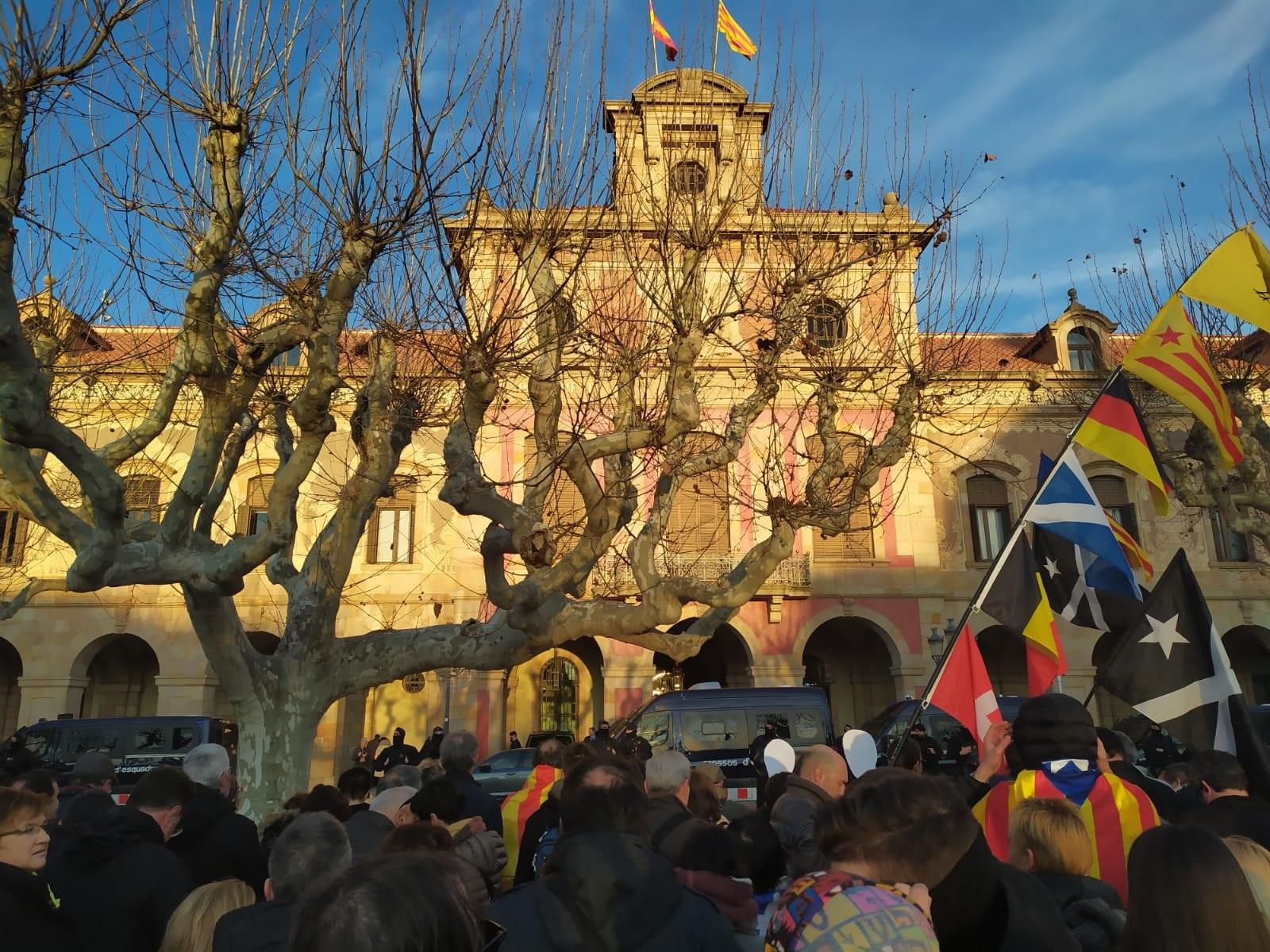 Unos 1 000 concentrados ante el Parlament el 4 de enero de 2020 en Barcelona mientras empieza el pleno extraordinario sobre Quim Torra. Europa Press