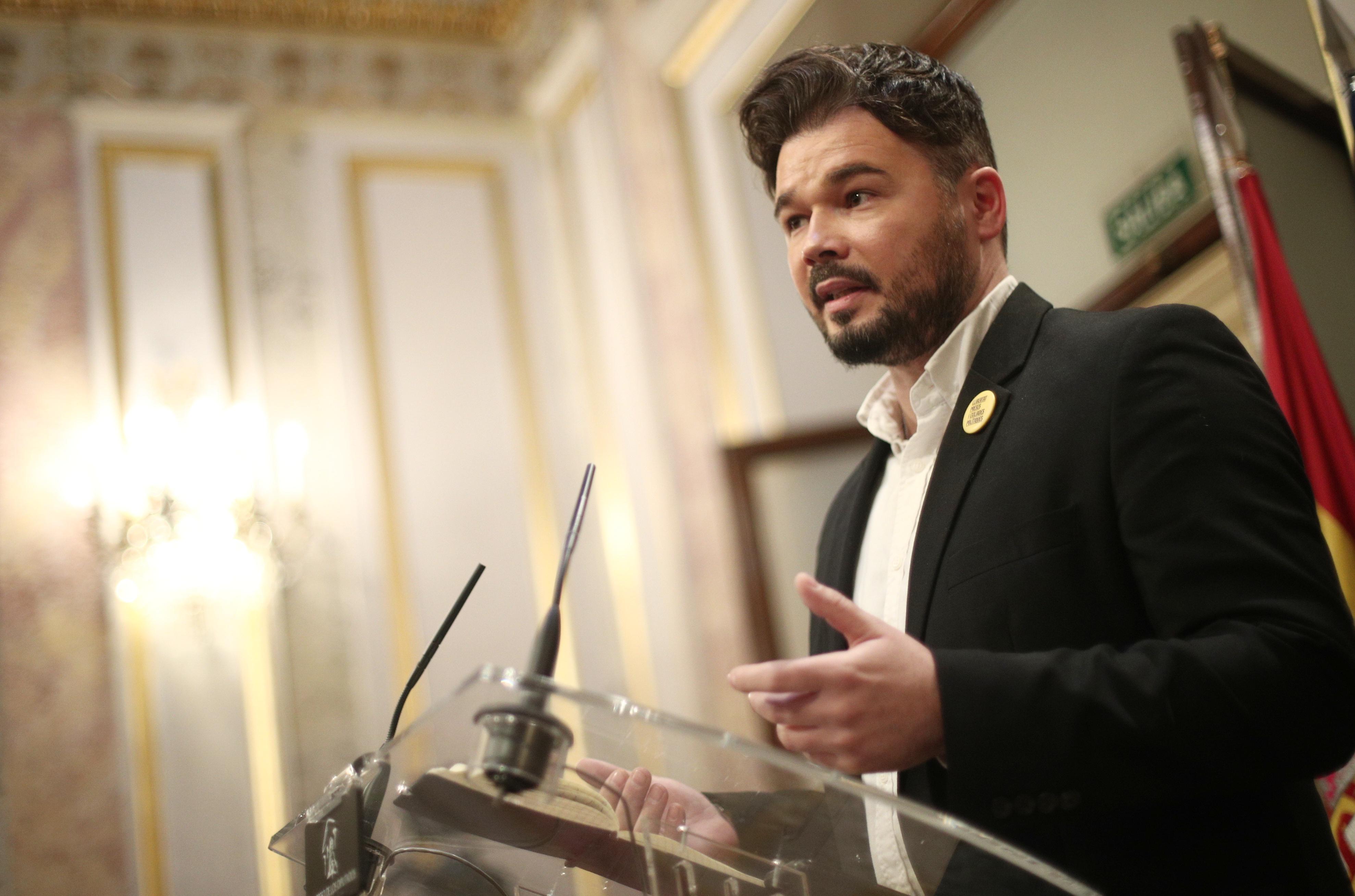 El portavoz adjunto de Esquerra Republicana (ERC) Gabriel Rufián ofrece una rueda de prensa en el Congreso de los Diputados durante el descanso de la primera sesión del debate de investi (1)