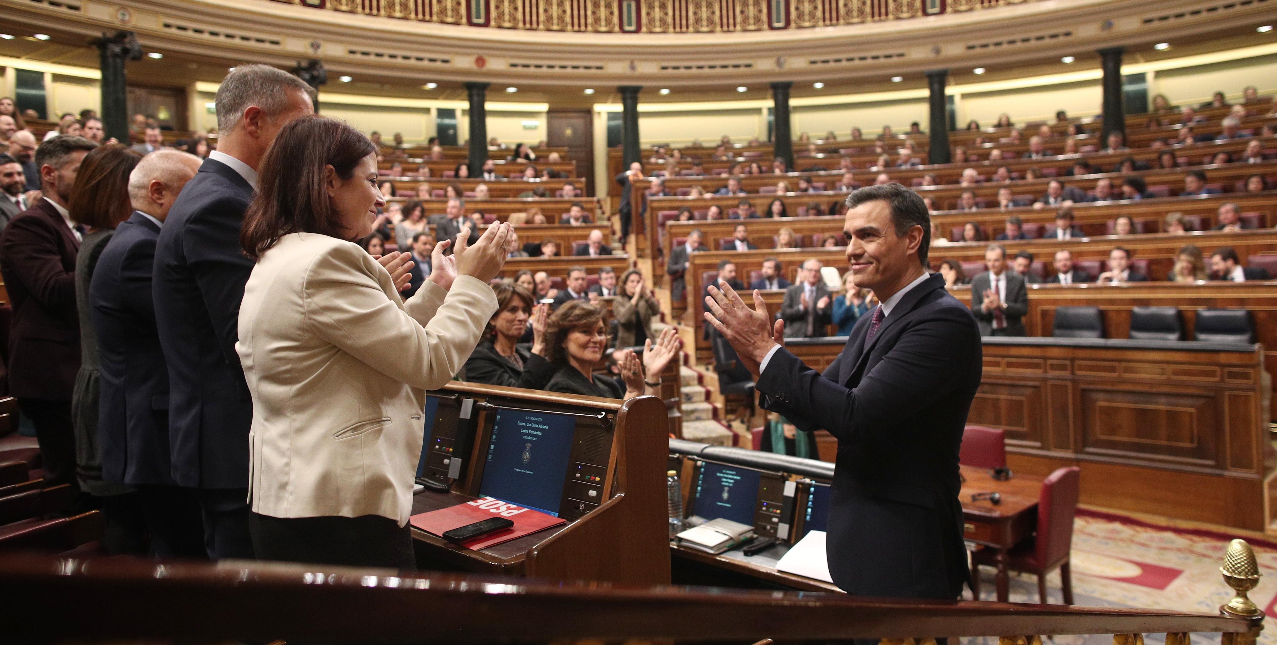El presidente de Gobierno en funciones Pedro Sánchez es aplaudido por su compañeros del PSOE tras pronunciar su discurso en el Congreso. Europa Press