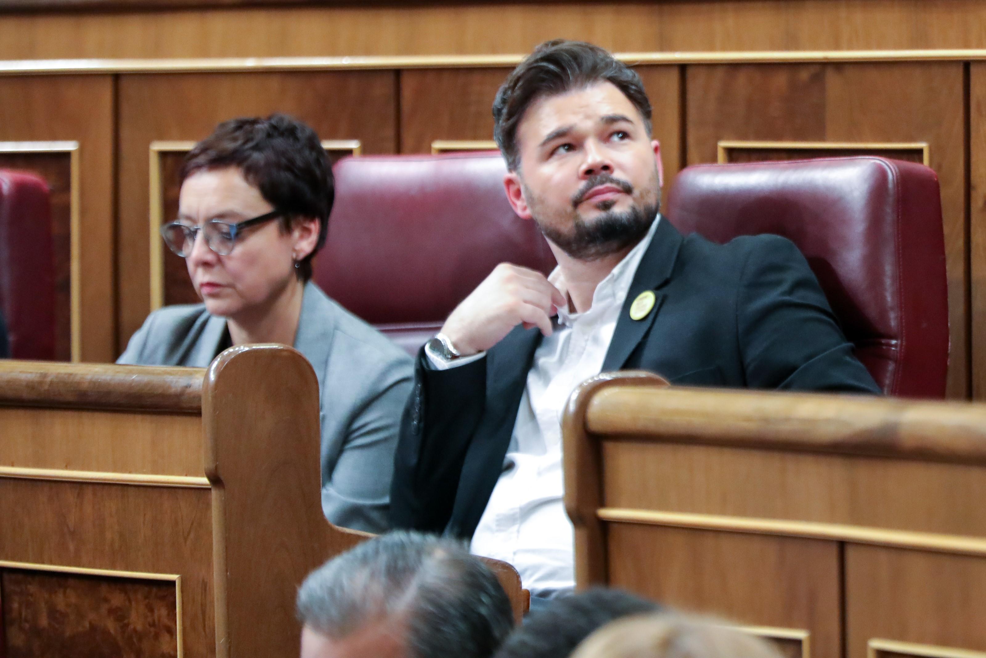 Los diputados de ERC Montserrat Bassa y Gabriel Rufián sentados en sus escaños en el Congreso de los Diputados durante la primera sesión del debate de investidura del candidato social