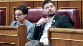 Los diputados de ERC Montserrat Bassa y Gabriel Rufián sentados en sus escaños en el Congreso de los Diputados durante la primera sesión del debate de investidura del candidato social