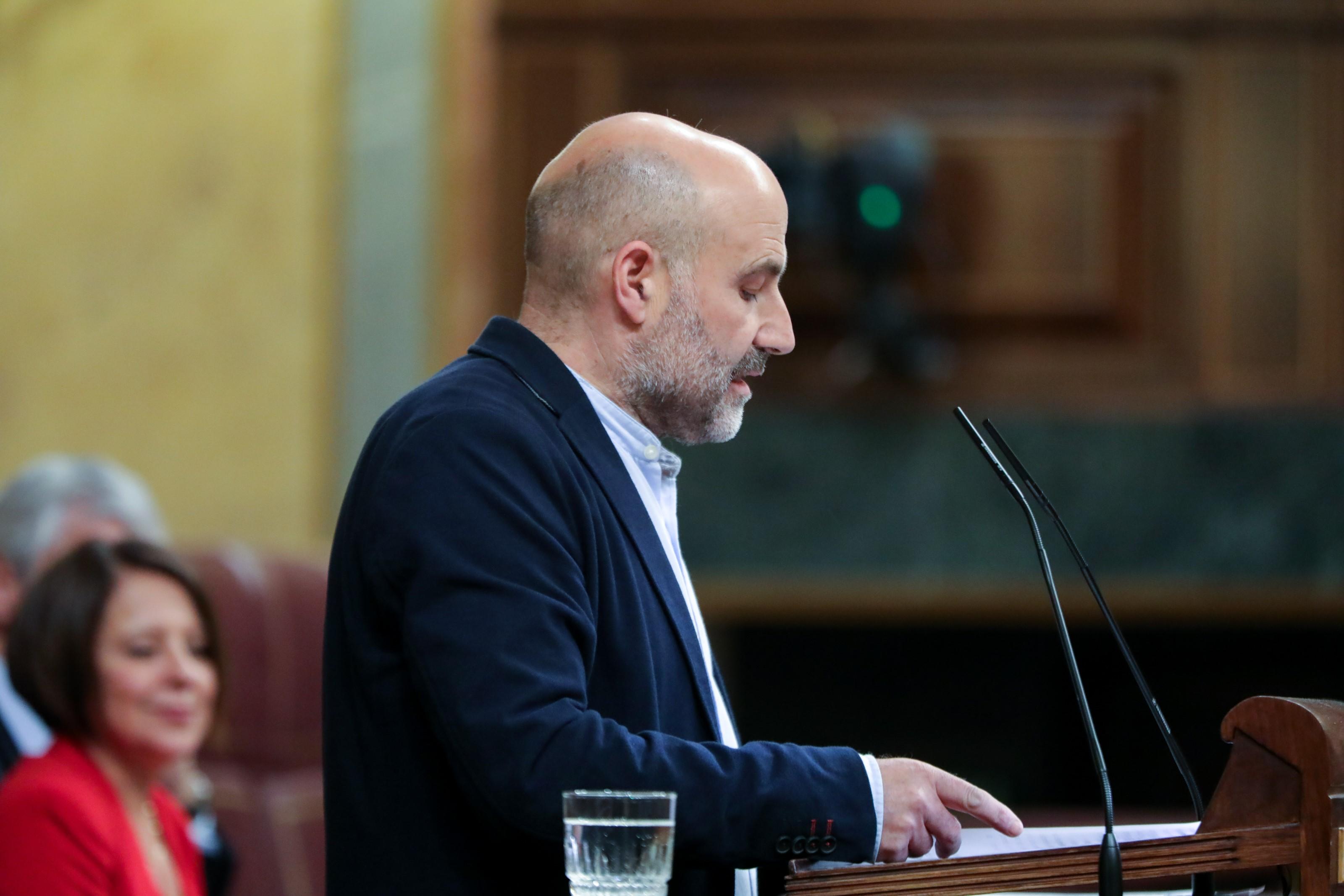 El diputado del Bloque Nacionalista Galego (BNG) Néstor Rego interviene desde la tribuna del Congreso de los Diputados en la primera sesión del debate de investidura. Europa Press