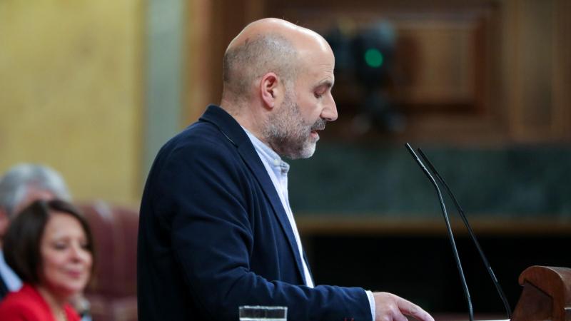 El diputado del Bloque Nacionalista Galego (BNG) Néstor Rego interviene desde la tribuna del Congreso de los Diputados en la primera sesión del debate de investidura. Europa Press