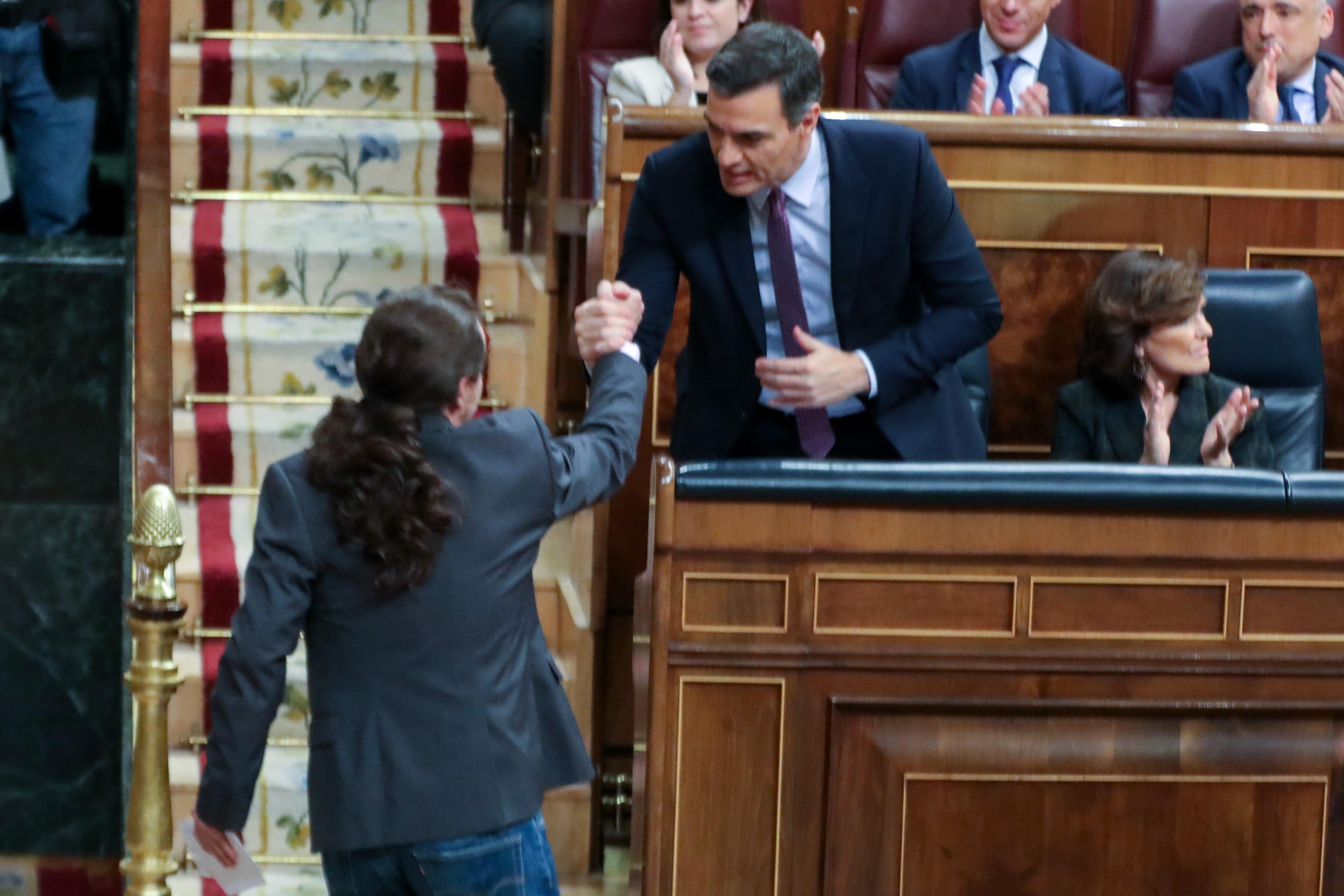 El secretario general de Podemos Pablo Iglesias estrecha la mano del presidente del Gobierno en funciones Pedro Sánchez. Fuente: Europa Press.