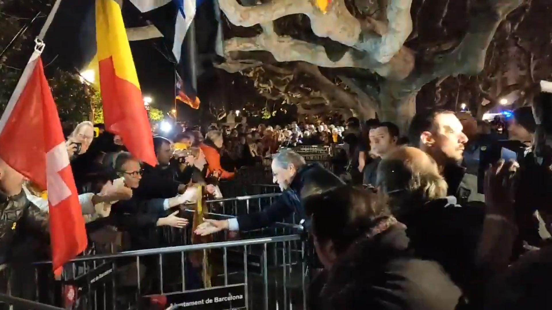 Quim Torra ha salido a saludar a los manifestantes que se concentran frente el Parlament. Twitter