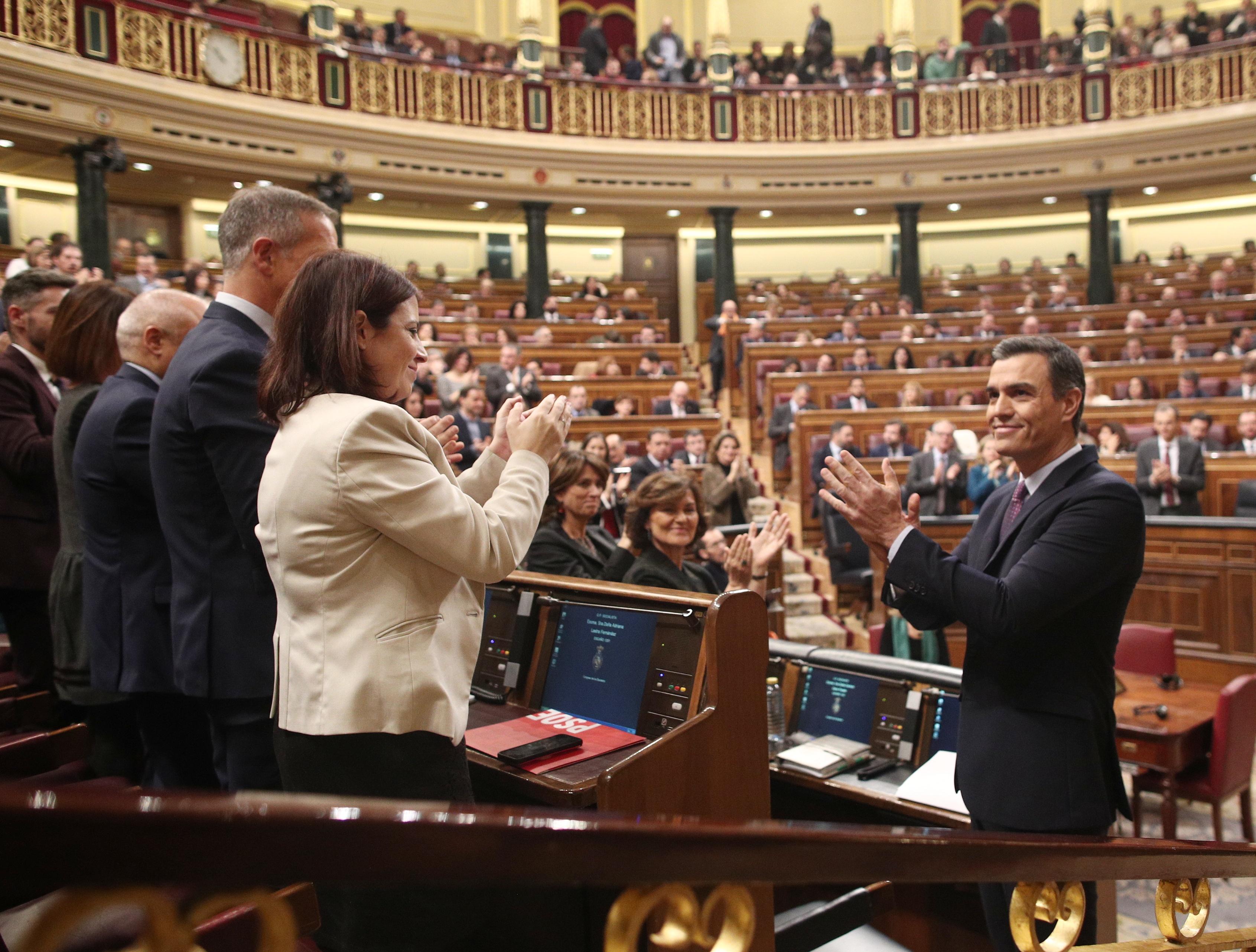 El presidente de Gobierno en funciones Pedro Sánchez es aplaudido por su compañeros del PSOE tras pronunciar su discurso en el Congreso de los Diputados durante la primera sesión del debate de s