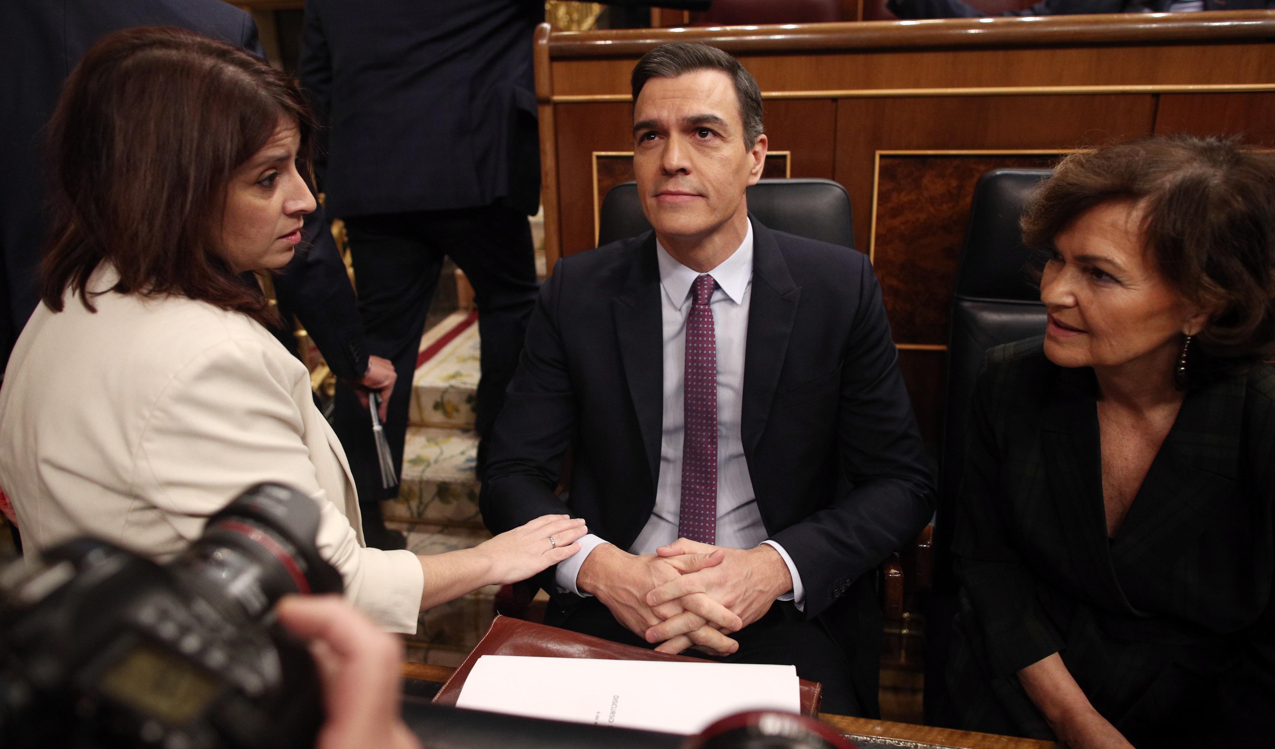 El presidente de Gobierno en funciones y secretario general del PSOE Pedro Sánchez junto con la portavoz del grupo en el Congreso Adriana Lastra (i) y la vicepresidenta del Gobierno en funciones