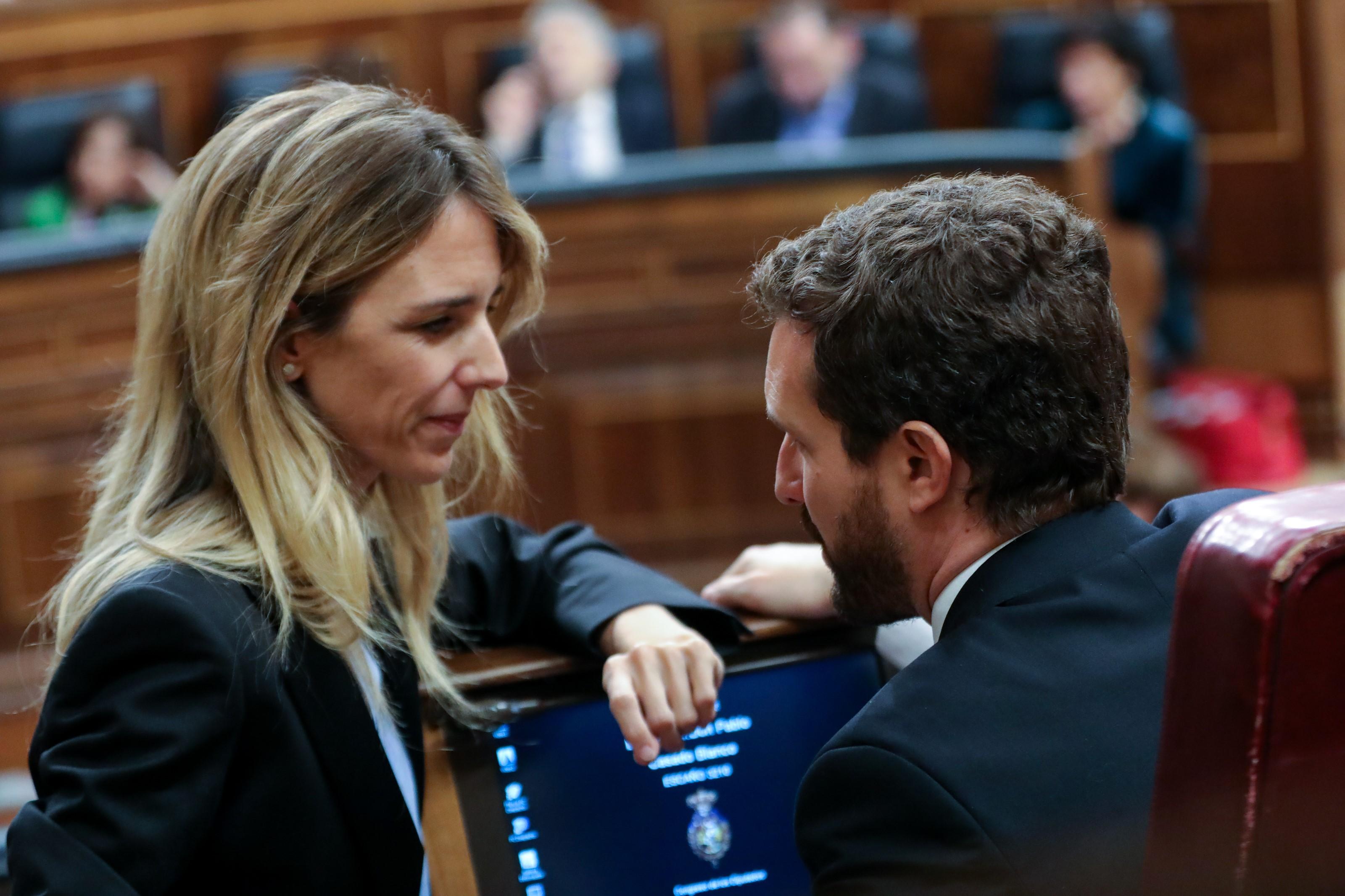 La portavoz del PP en el Congreso de los Diputados Cayetana Álvarez de Toledo habla con el presidente del Partido Popular durante la primera sesión del debate de investidura del candidato social