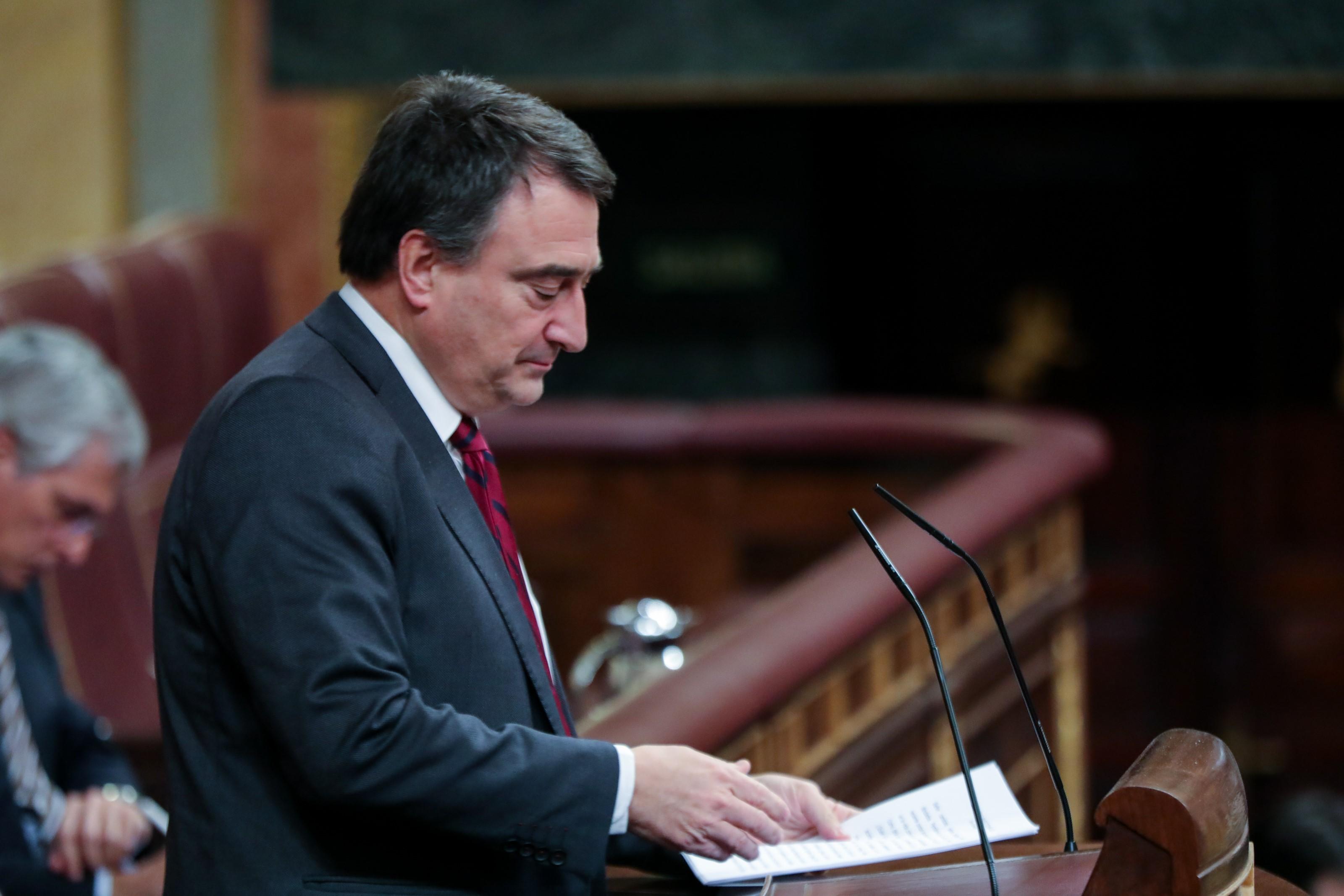 El portavoz del Partido Nacionalista Vasco (PNV) en el Congreso de los Diputados Aitor Esteban interviene desde la tribuna de la Cámara Baja en la primera sesión del debate de investidura del ca