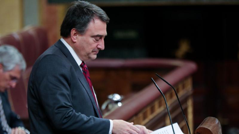 El portavoz del Partido Nacionalista Vasco (PNV) en el Congreso de los Diputados Aitor Esteban interviene desde la tribuna de la Cámara Baja en la primera sesión del debate de investidura del ca