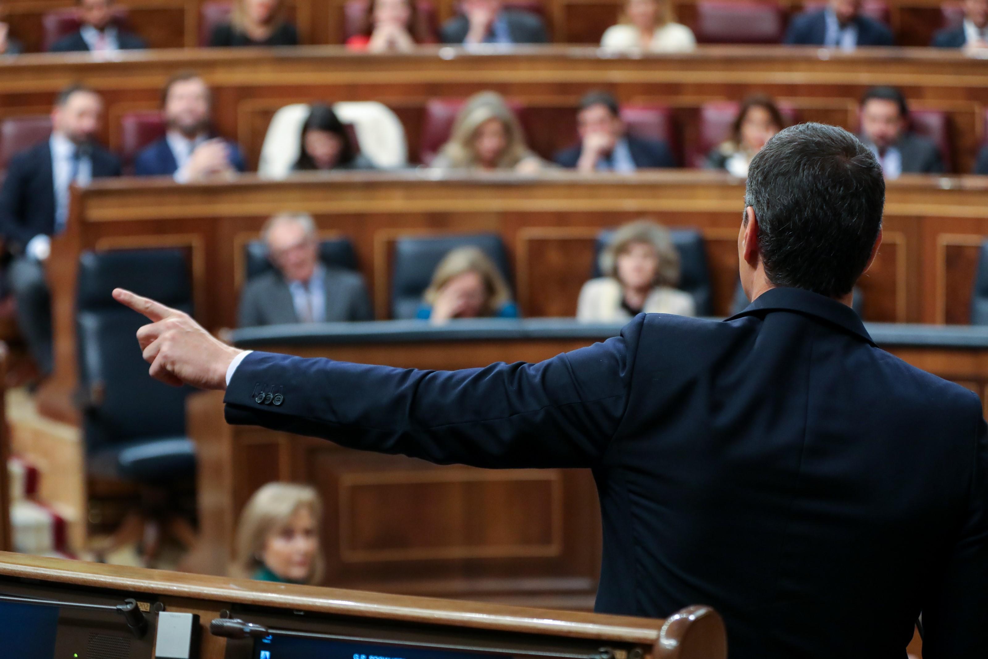 El presidente del Gobierno en funciones Pedro Sánchez da la réplica a la intervención del presidente de Vox durante la primera sesión de su debate de investidura en la XIV Legislatura en Madrid 
