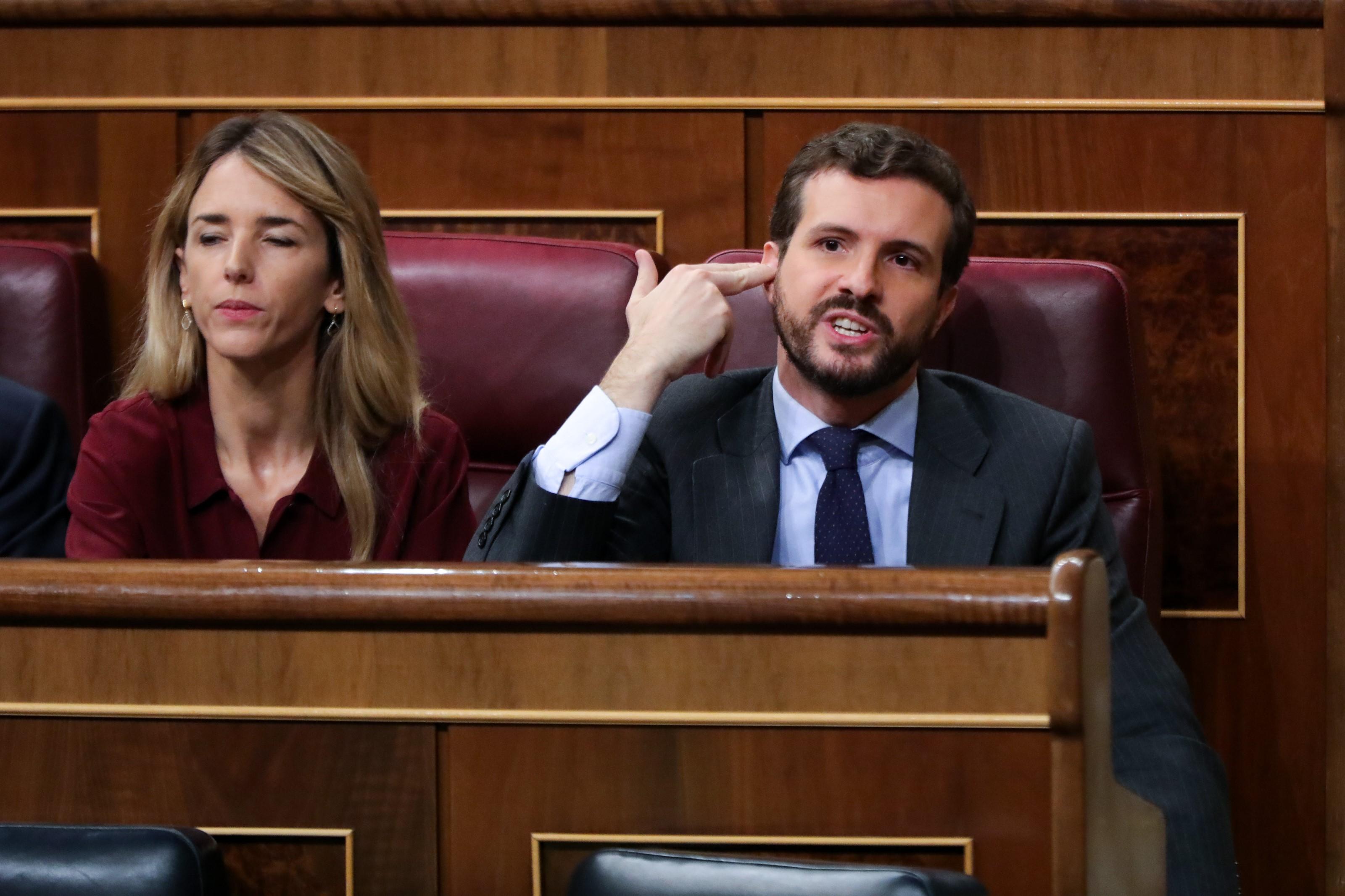 El presidente del PP Pablo Casado le hace un gesto a la bancada socialista durante la intervención de la portavoz de EH Bildu en el Congreso de los Diputados 