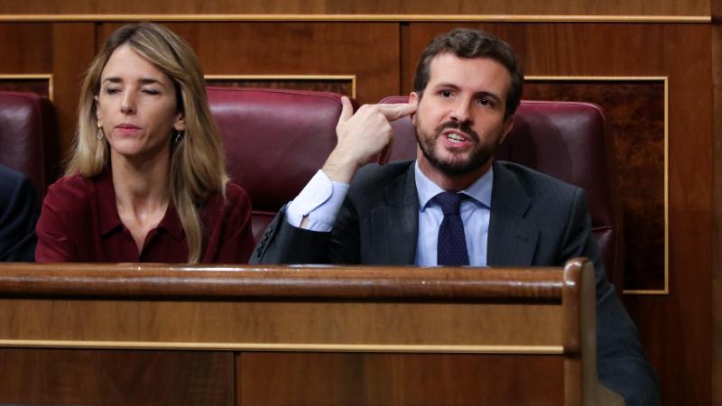 El presidente del PP Pablo Casado le hace un gesto a la bancada socialista durante la intervención de la portavoz de EH Bildu en el Congreso de los Diputados