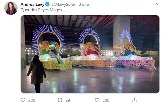 Tuit Andrea Levy enseñando carrozas Reyes Magos