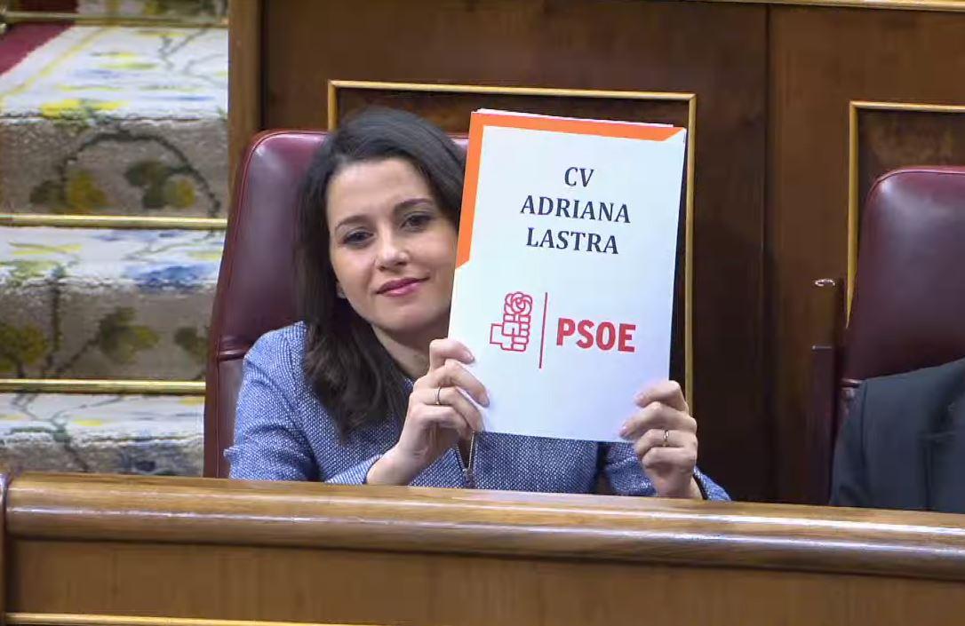 Inés Arrimadas muestra un 'falso' curriculum de Adriana Lastra