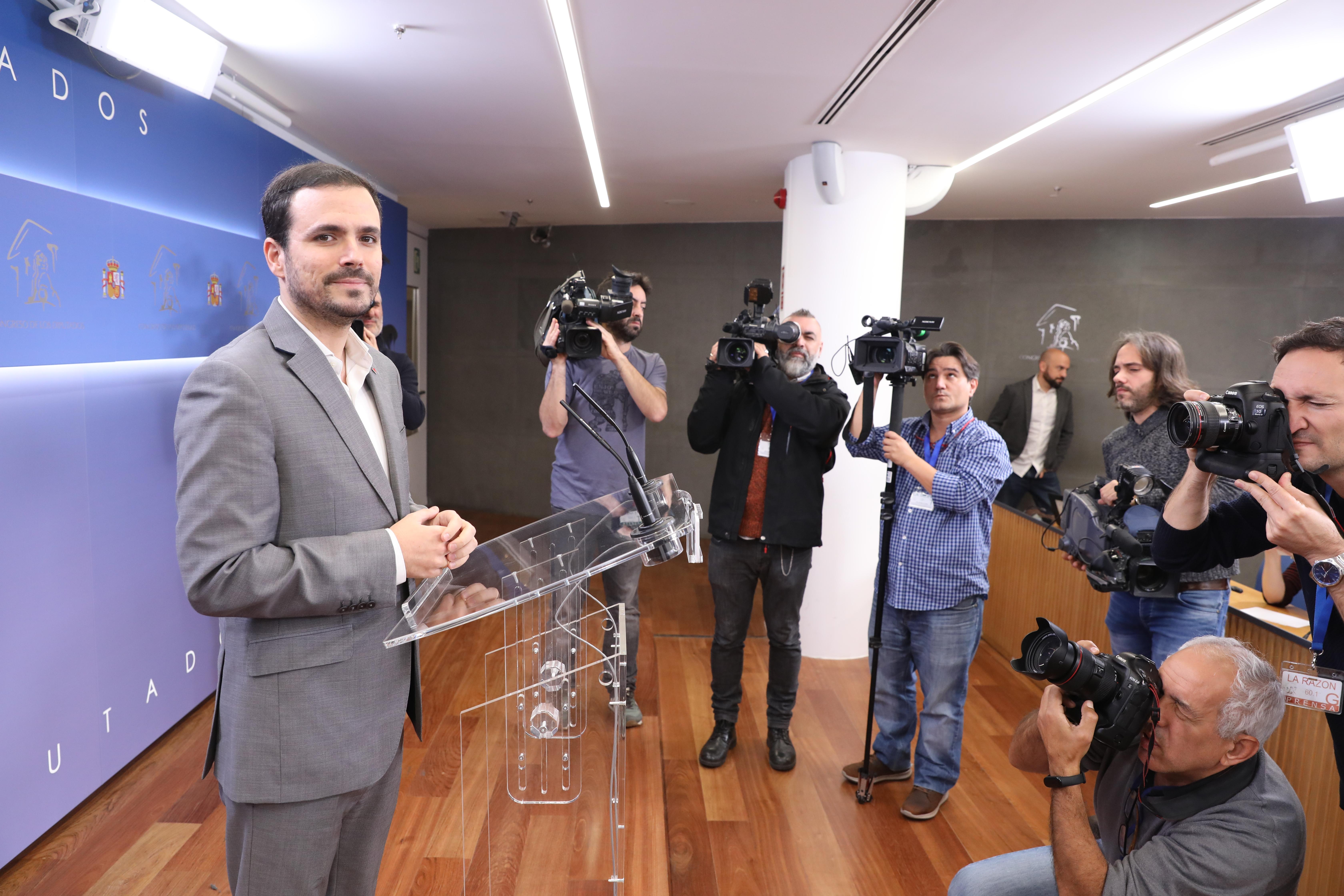 El coordinador federal de Izquierda Unida (IU) Alberto Garzón ofrece una rueda de prensa en el Congreso de los Diputados tras su consulta con el Rey sobre una posible investidura del candidato s