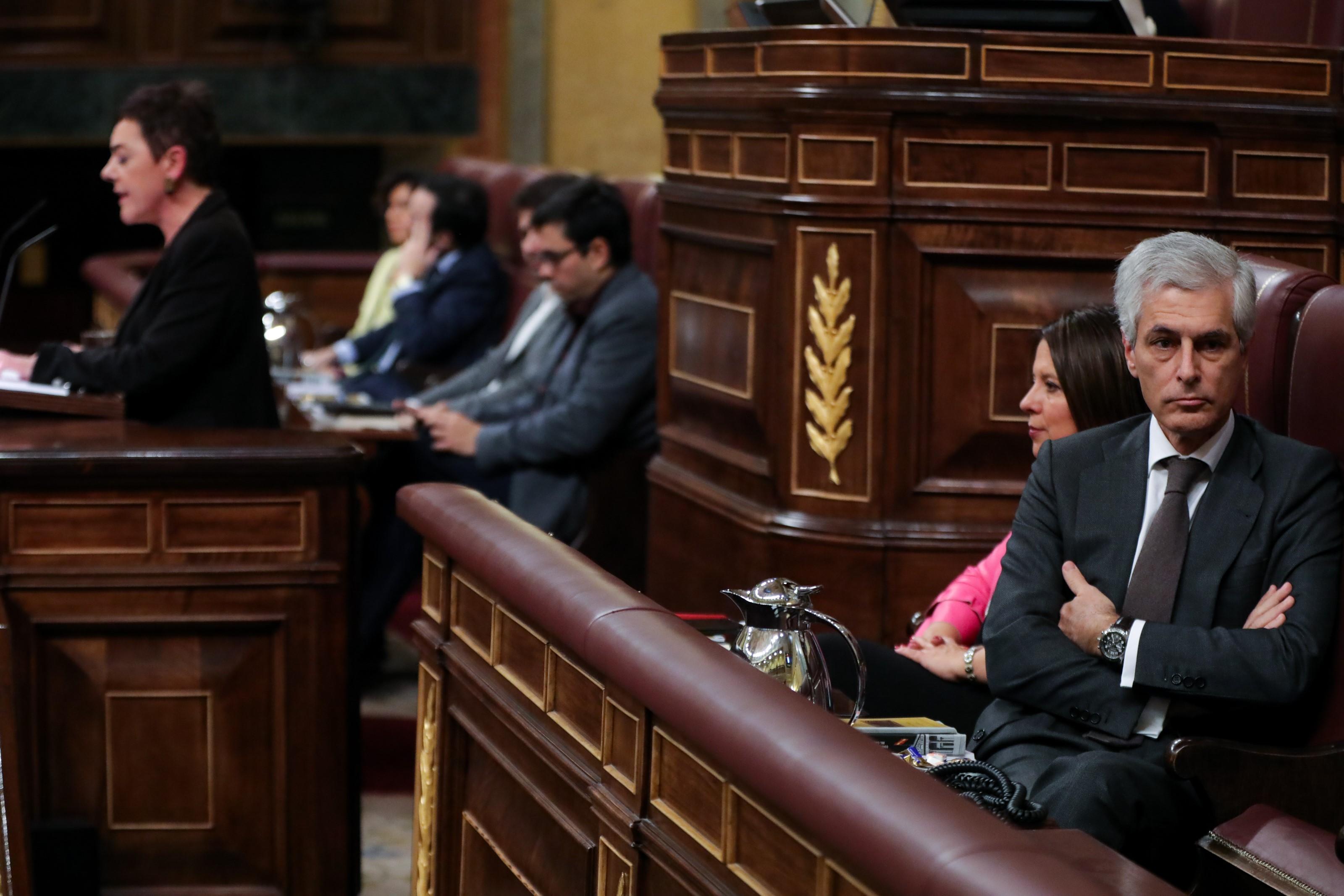 El secretario cuarto del Congreso Adolfo Suárez Illana (PP) le da la espalda a la portavoz de EH Bildu en el Congreso de los Diputados Mertxe Aizpurua