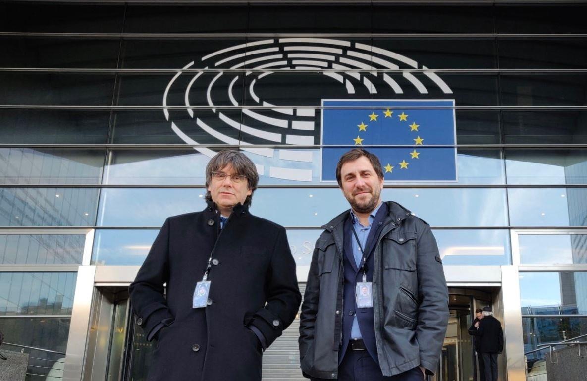 Carles Puigdemont y Toni Comín tras recoger la credencial permanente de eurodiputados. 