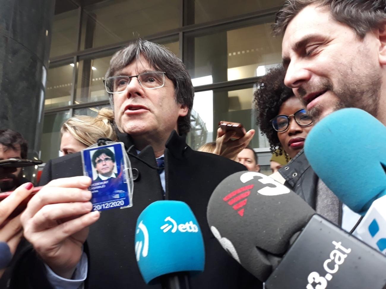 Puigdemont muestra su credencial como eurodiputado