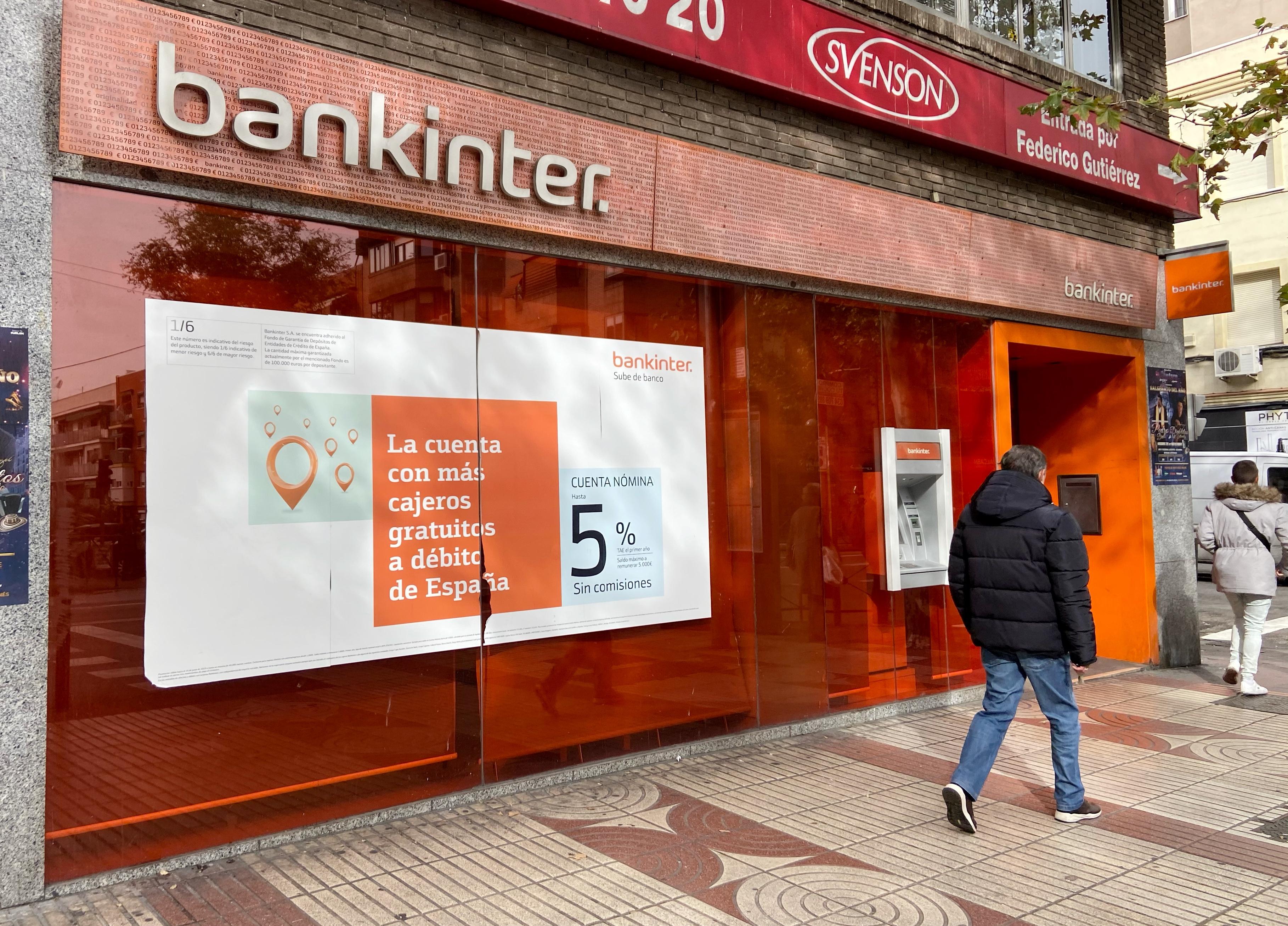 EuropaPress 2481179 Un hombre camina junto a una oficina del Bankinter en Madrid 