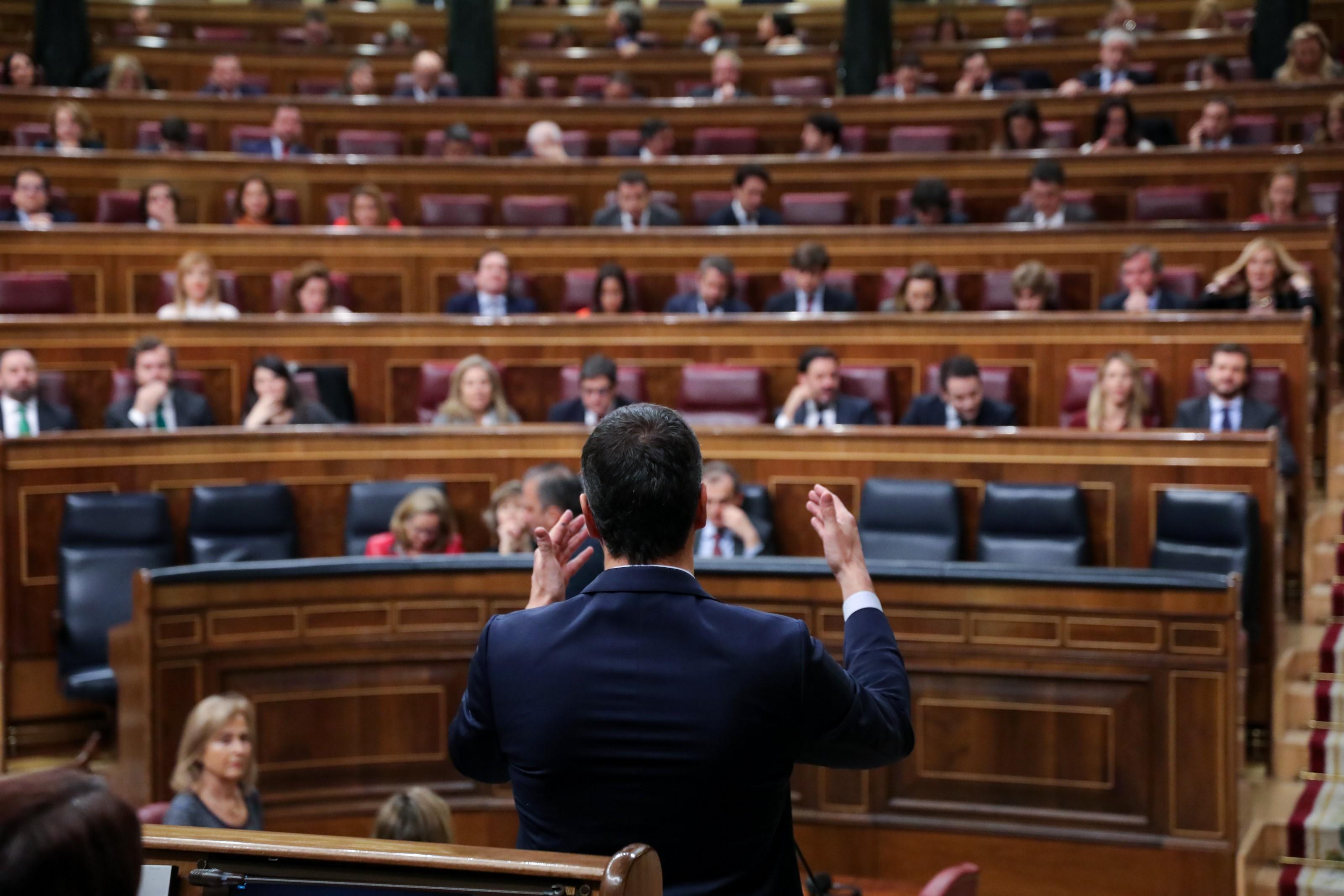 El presidente del Gobierno en funciones Pedro Sánchez durante su intervención desde su escaño en el turno de réplica al Grupo Mixto del Congreso en la segunda sesión del debate de inv