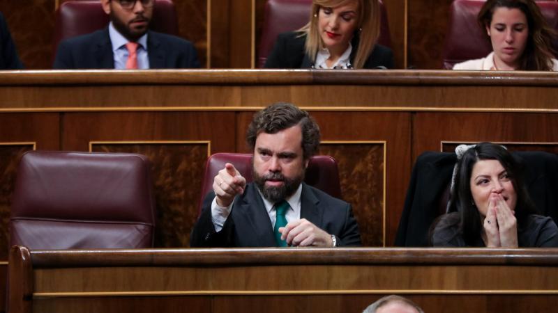 El portavoz de VOX en el Congreso de los Diputados Iván Espinosa de los Monteros señala a la bancada socialista durante la intervención de la portavoz de EH Bildu en el Congreso de los Dip