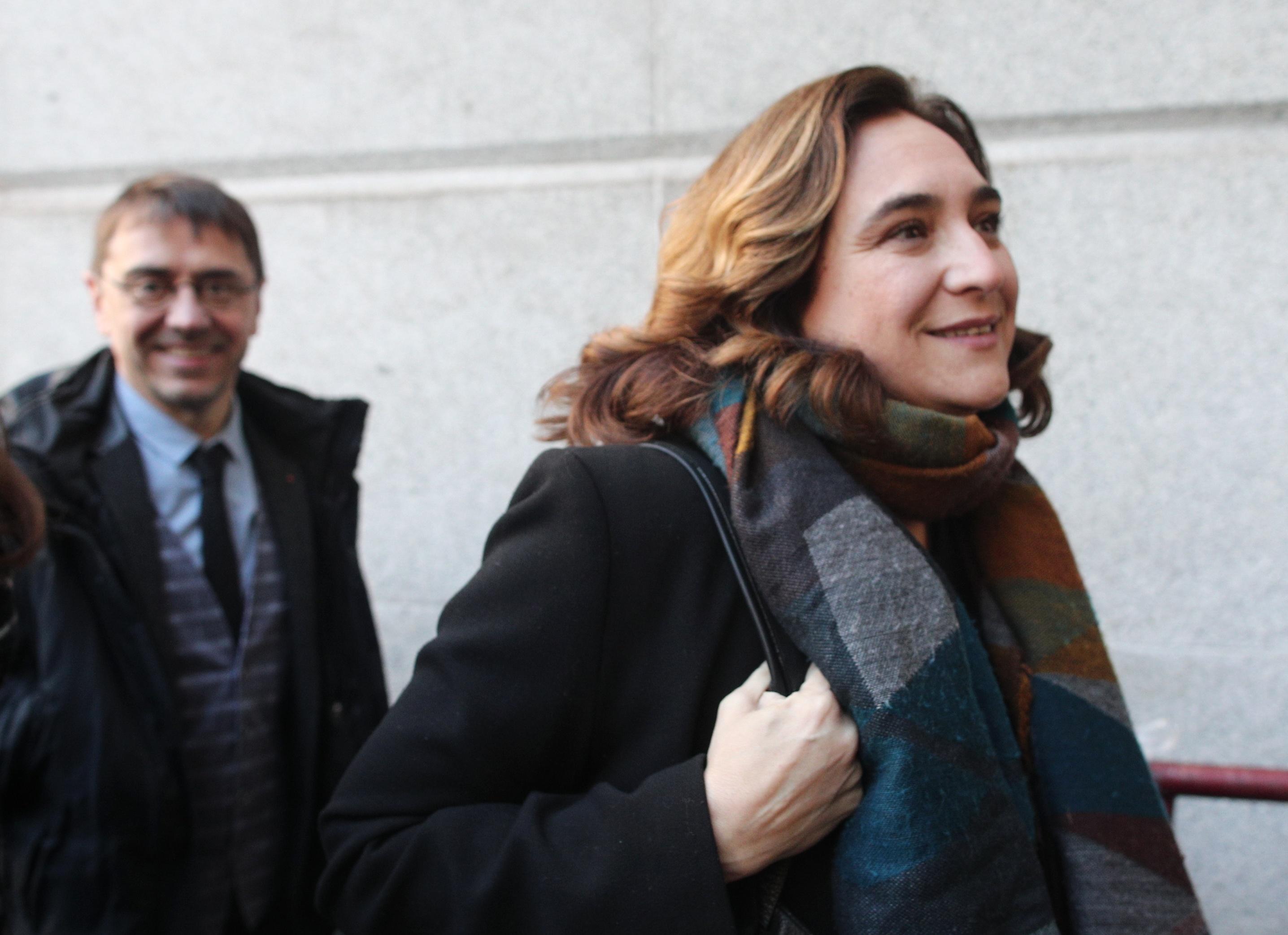 El politólogo y cofundador de Podemos Juan Carlos Monedero y la alcaldesa de Barcelona Ada Colau llegan al Congreso en la segunda votación. Europa Press.