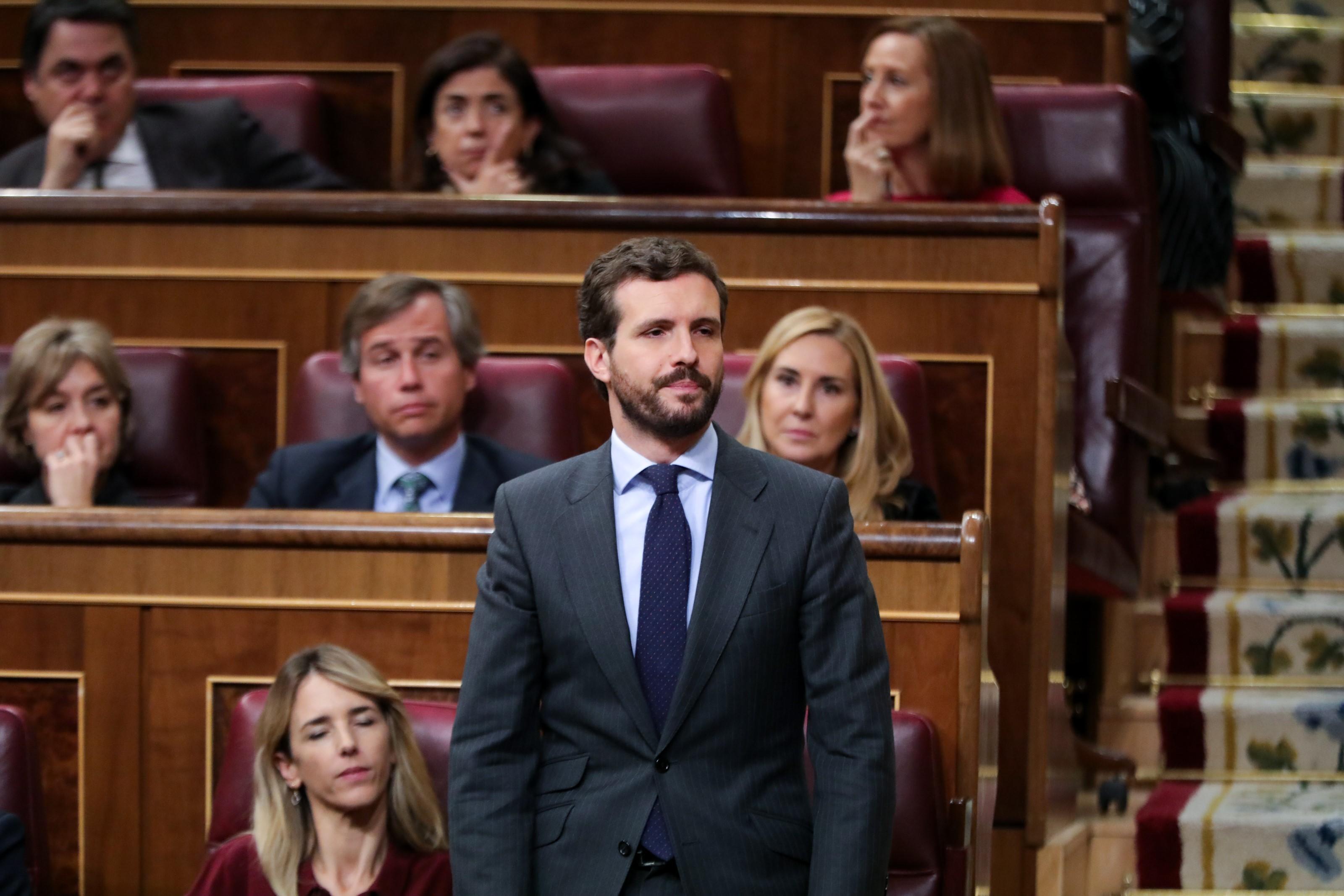 El presidente del PP Pablo Casado vota durante la segunda sesión del debate de investidura del candidato socialista a la Presidencia de Gobierno en la XIV Legislatura
