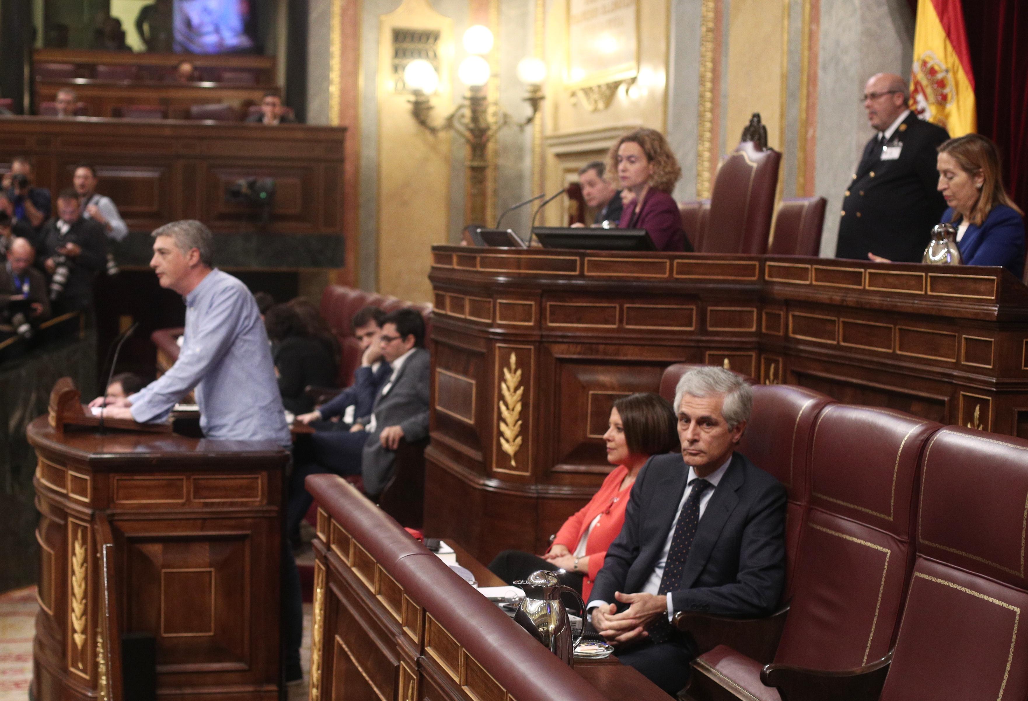 El secretario cuarto del Congreso Adolfo Suárez Illana (PP) le da la espalda al diputado de EH Bildu en el Congreso Oskar Matute durante su intervención. Fuente: EP.