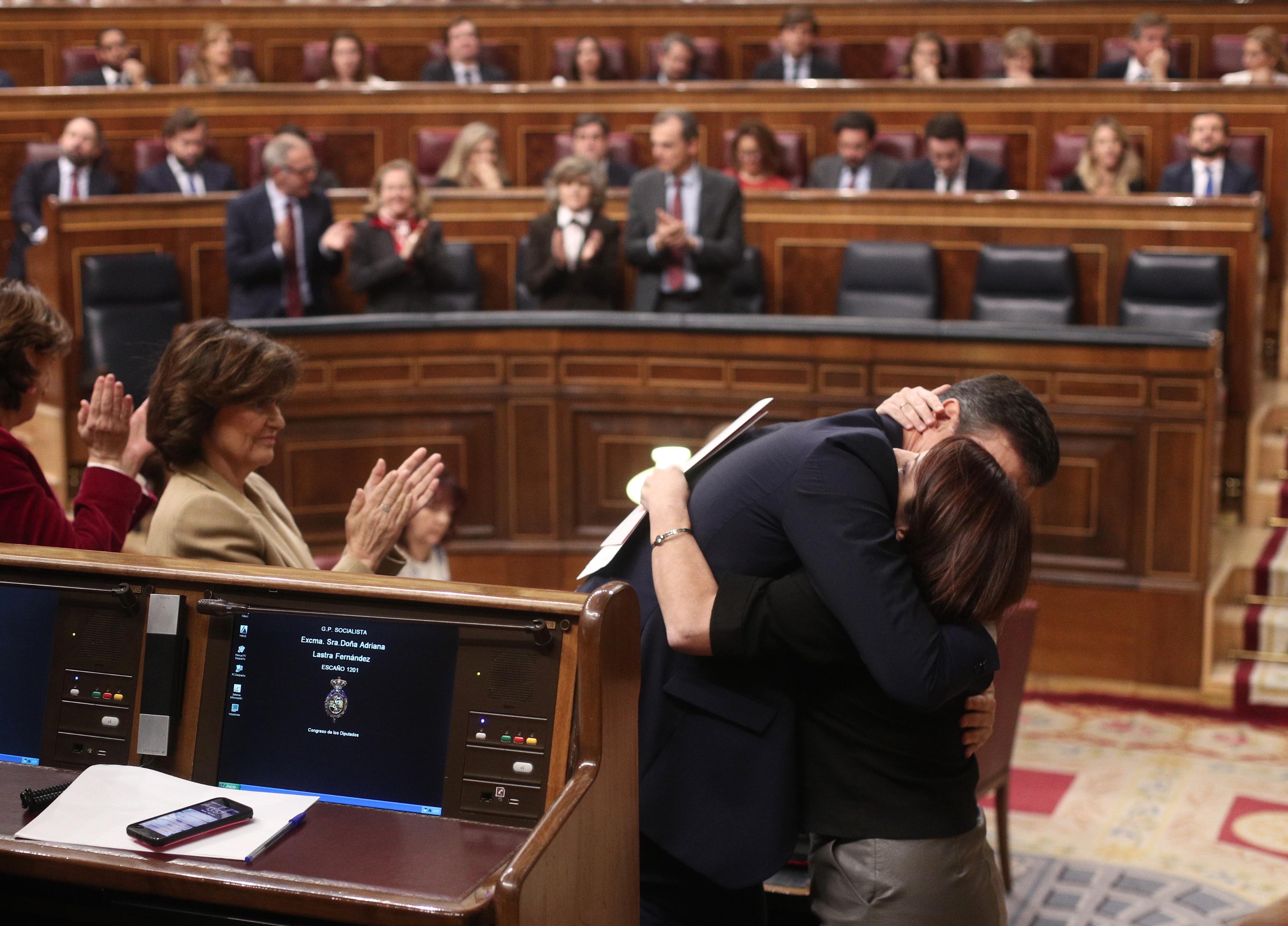 La portavoz del PSOE en el Congreso Adriana Lastra abraza al presidente del Gobierno en funciones Pedro Sánchez tras su intervención en la segunda sesión de votación para la investidura